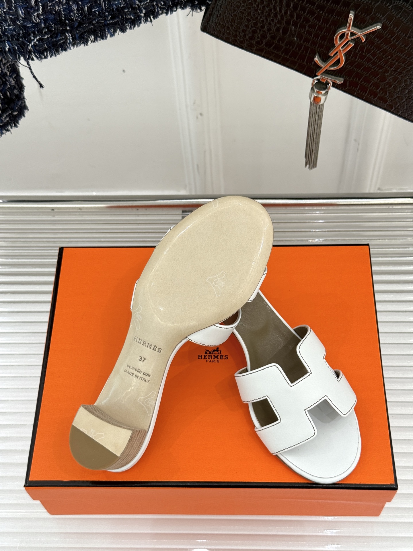 
Hermès/爱马仕经典H平底拖鞋
经典H拖 H家的拖鞋一直是拖鞋的代表款
依旧是经典的H造型 
鞋面