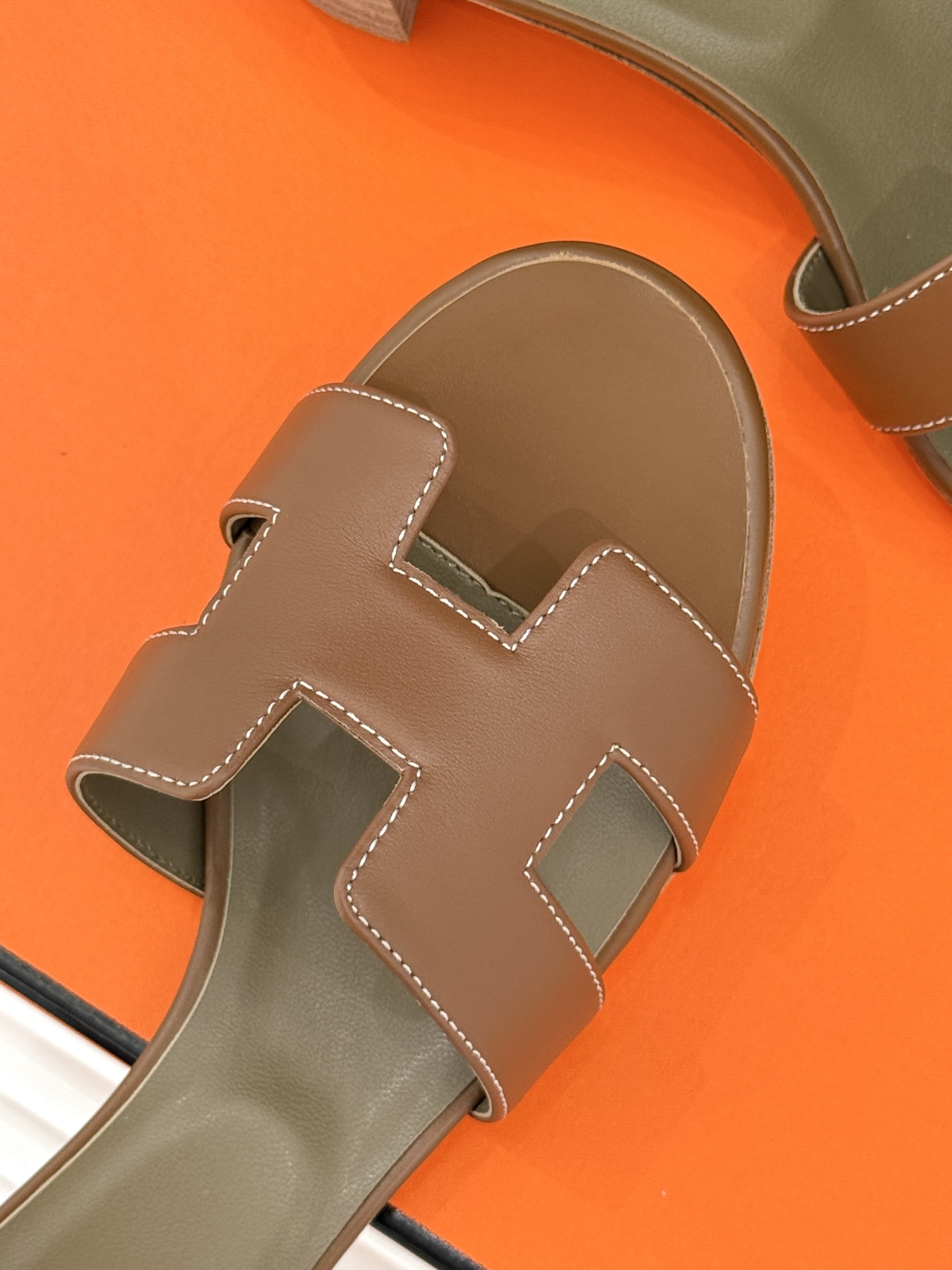 
Hermès/爱马仕经典H平底拖鞋
经典H拖 H家的拖鞋一直是拖鞋的代表款
依旧是经典的H造型 
鞋面