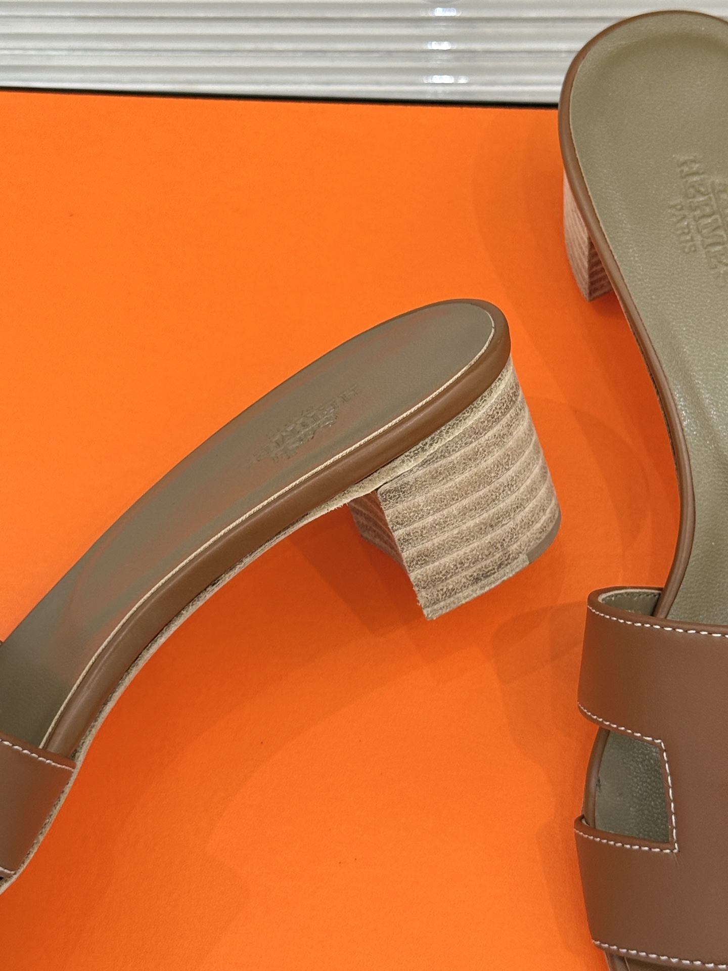 
Hermès/爱马仕经典H平底拖鞋
经典H拖 H家的拖鞋一直是拖鞋的代表款
依旧是经典的H造型 
鞋面