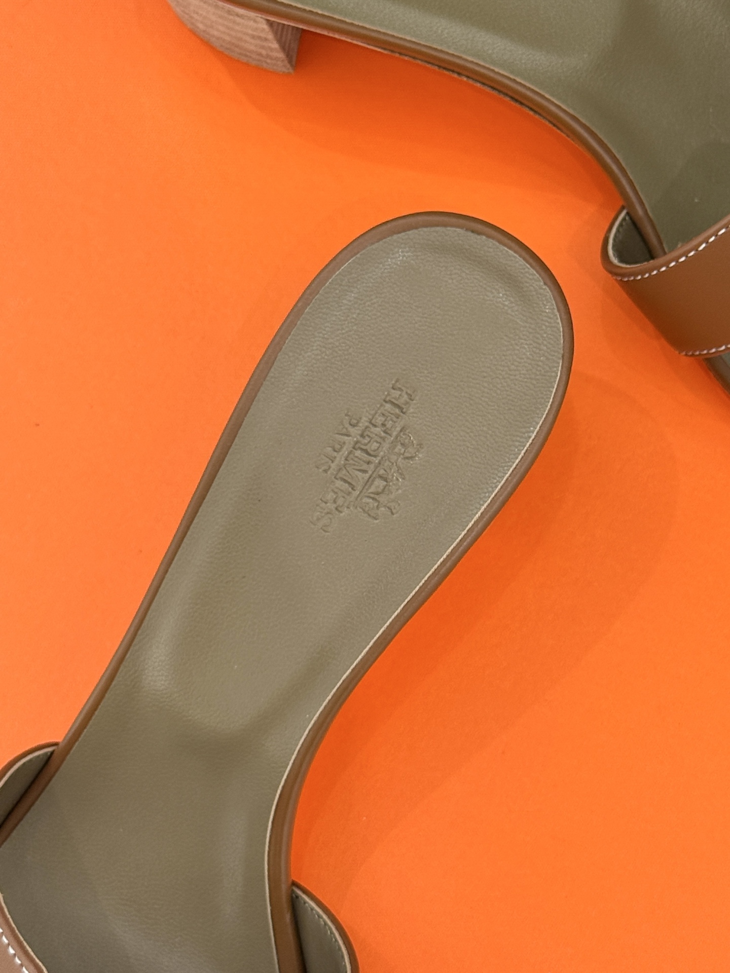 
Hermès/爱马仕经典H平底拖鞋
经典H拖 H家的拖鞋一直是拖鞋的代表款
依旧是经典的H造型 
鞋面