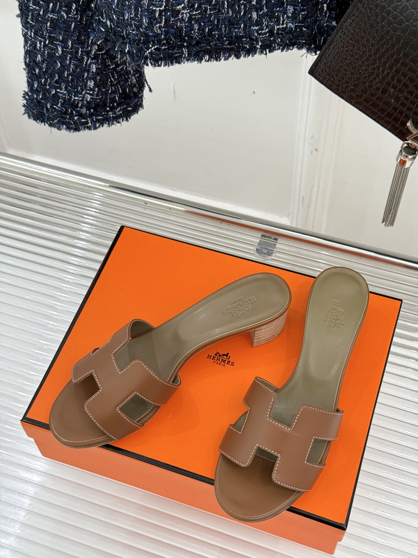 
Hermès/爱马仕经典H平底拖鞋
经典H拖 H家的拖鞋一直是拖鞋的代表款
依旧是经典的H造型 
鞋面