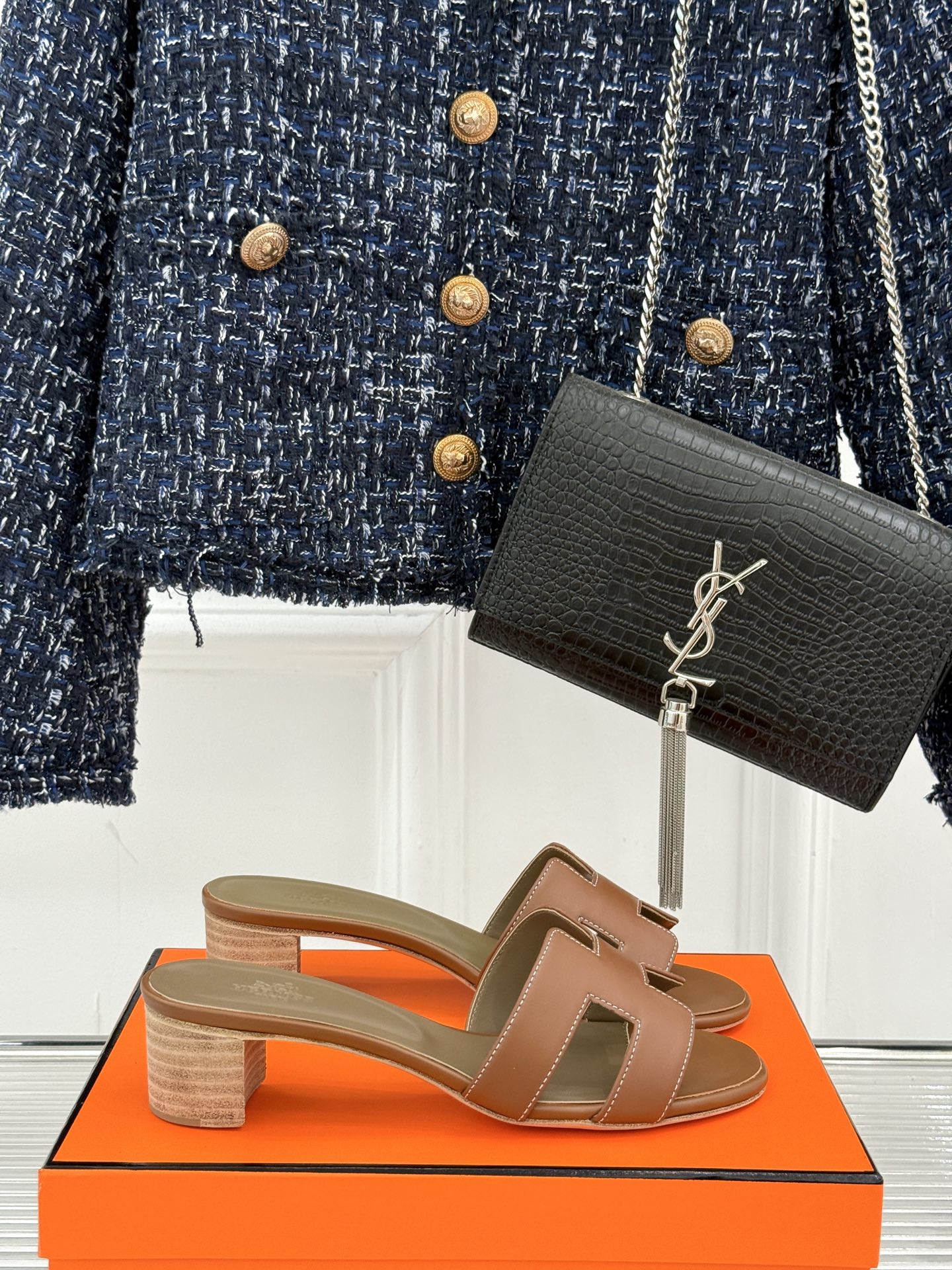 
Hermès/爱马仕经典H平底拖鞋
经典H拖 H家的拖鞋一直是拖鞋的代表款
依旧是经典的H造型 
鞋面