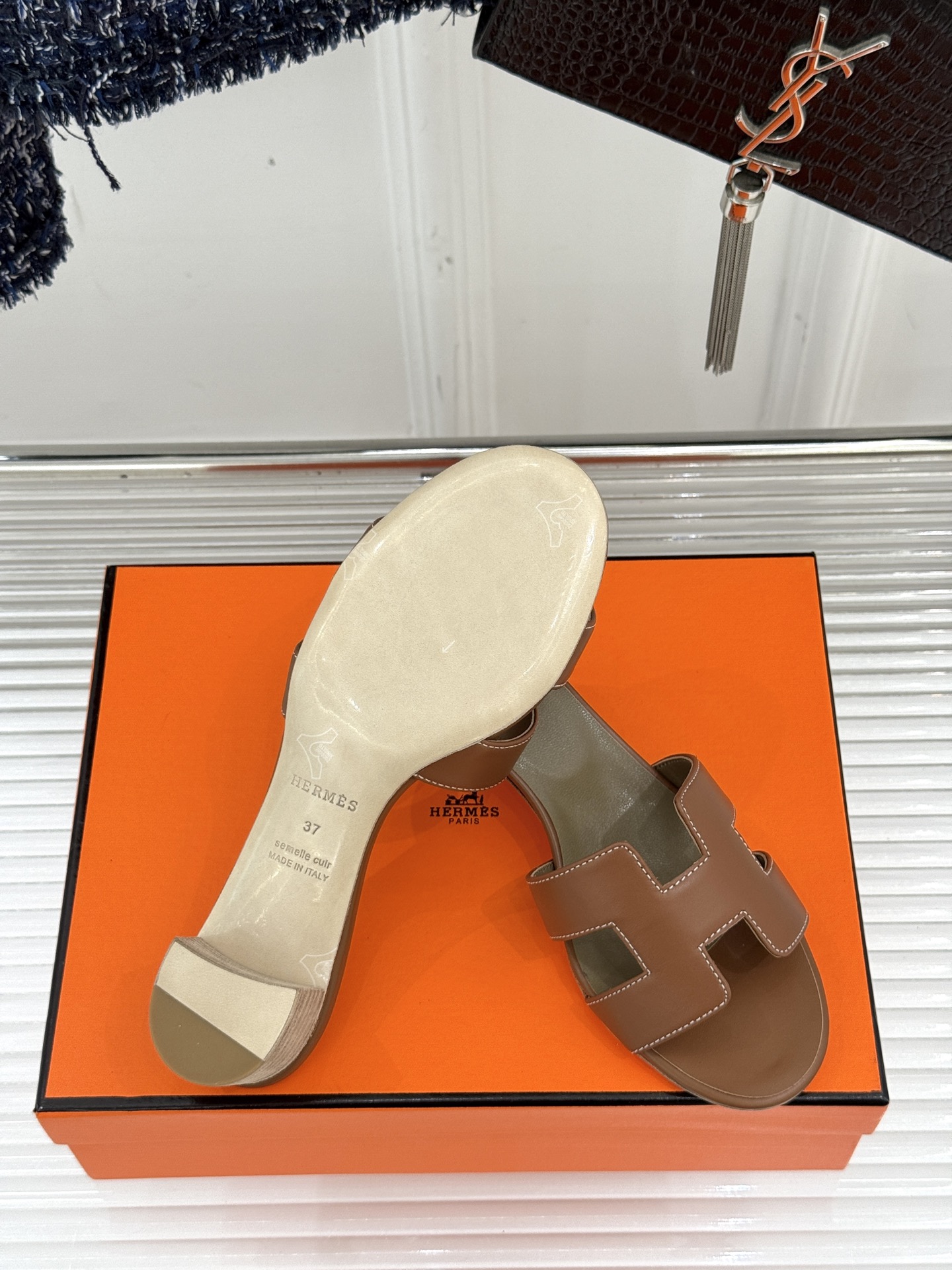 
Hermès/爱马仕经典H平底拖鞋
经典H拖 H家的拖鞋一直是拖鞋的代表款
依旧是经典的H造型 
鞋面