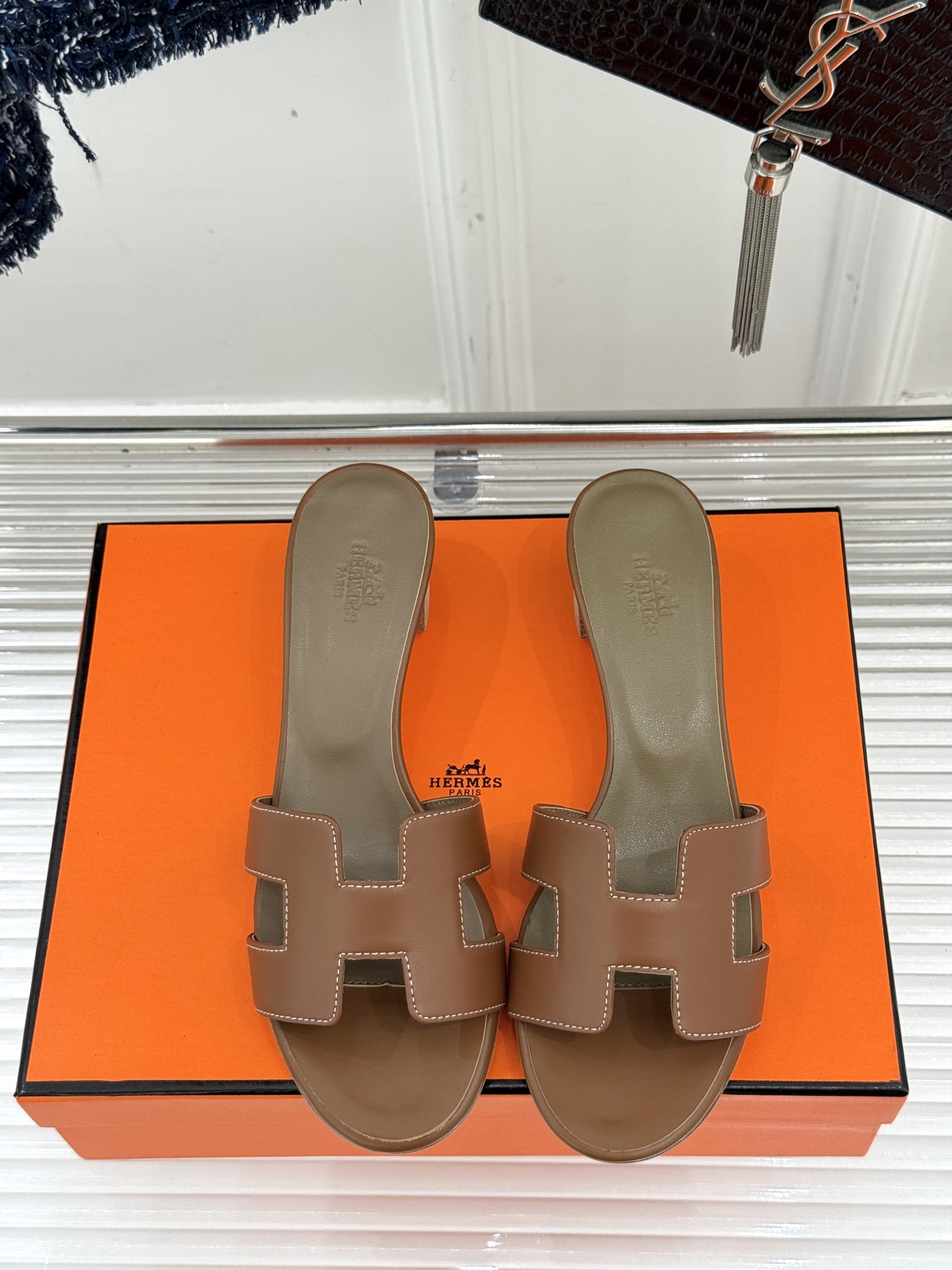 
Hermès/爱马仕经典H平底拖鞋
经典H拖 H家的拖鞋一直是拖鞋的代表款
依旧是经典的H造型 
鞋面