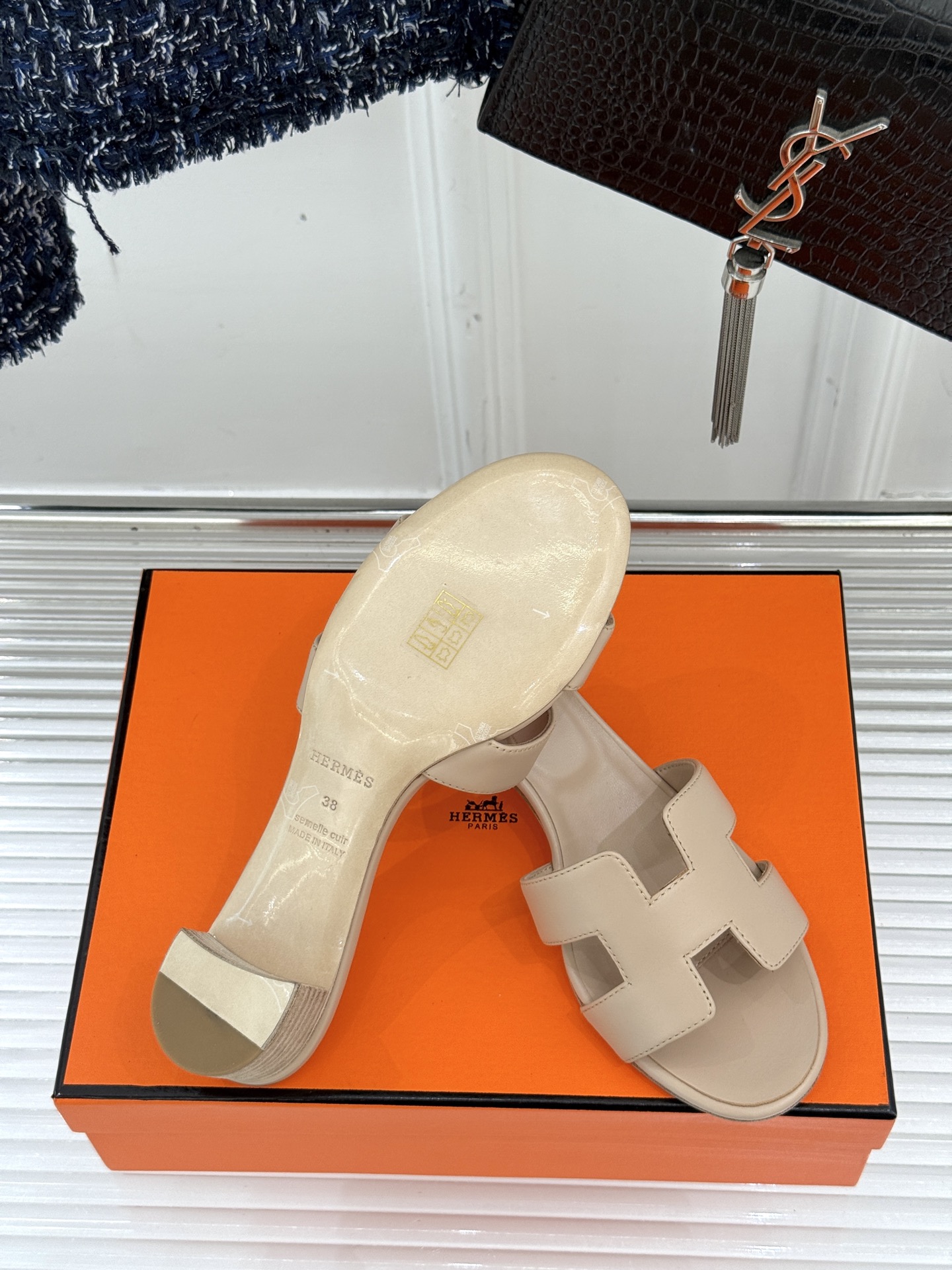 
Hermès/爱马仕经典H平底拖鞋
经典H拖 H家的拖鞋一直是拖鞋的代表款
依旧是经典的H造型 
鞋面