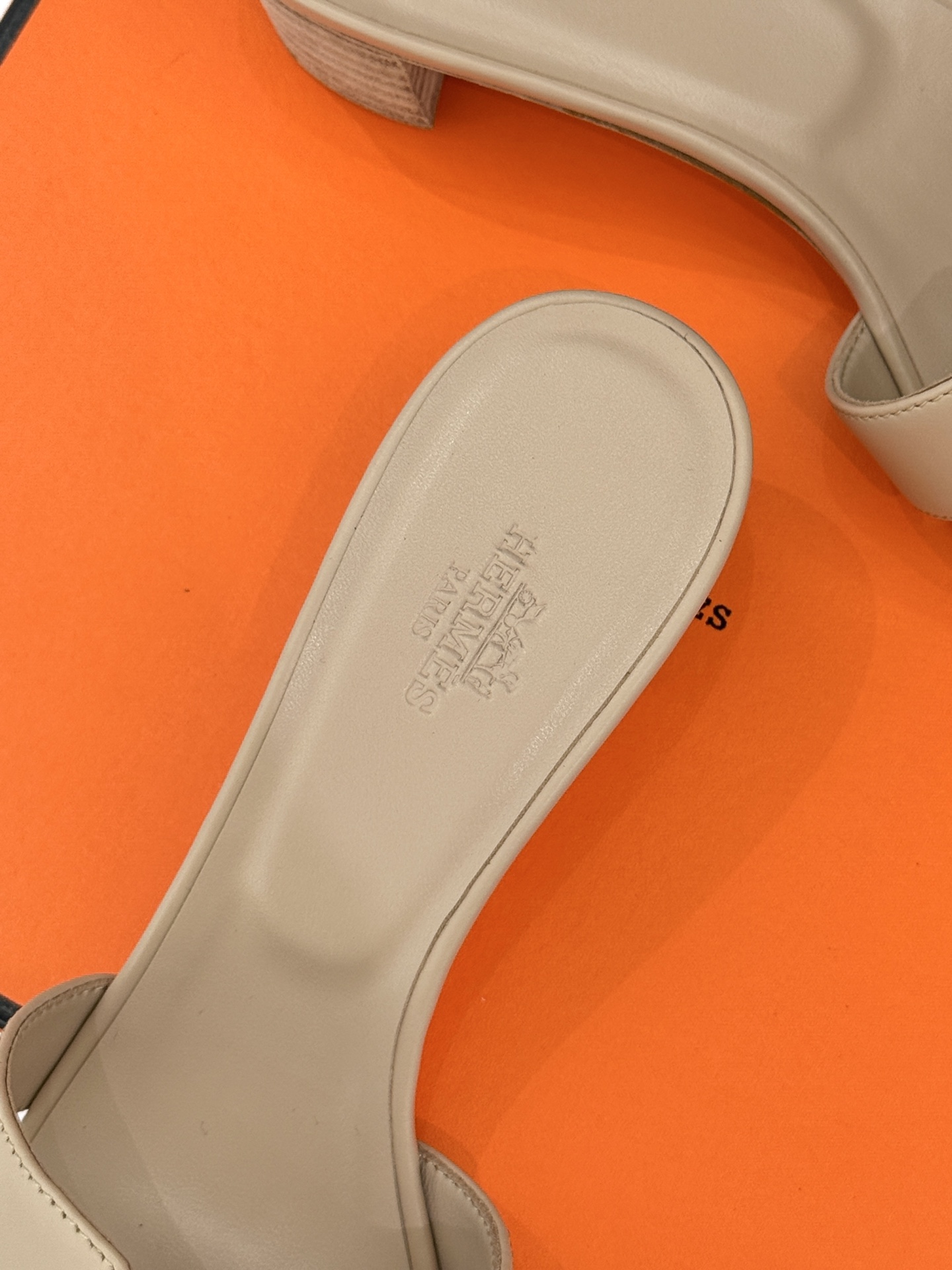 
Hermès/爱马仕经典H平底拖鞋
经典H拖 H家的拖鞋一直是拖鞋的代表款
依旧是经典的H造型 
鞋面