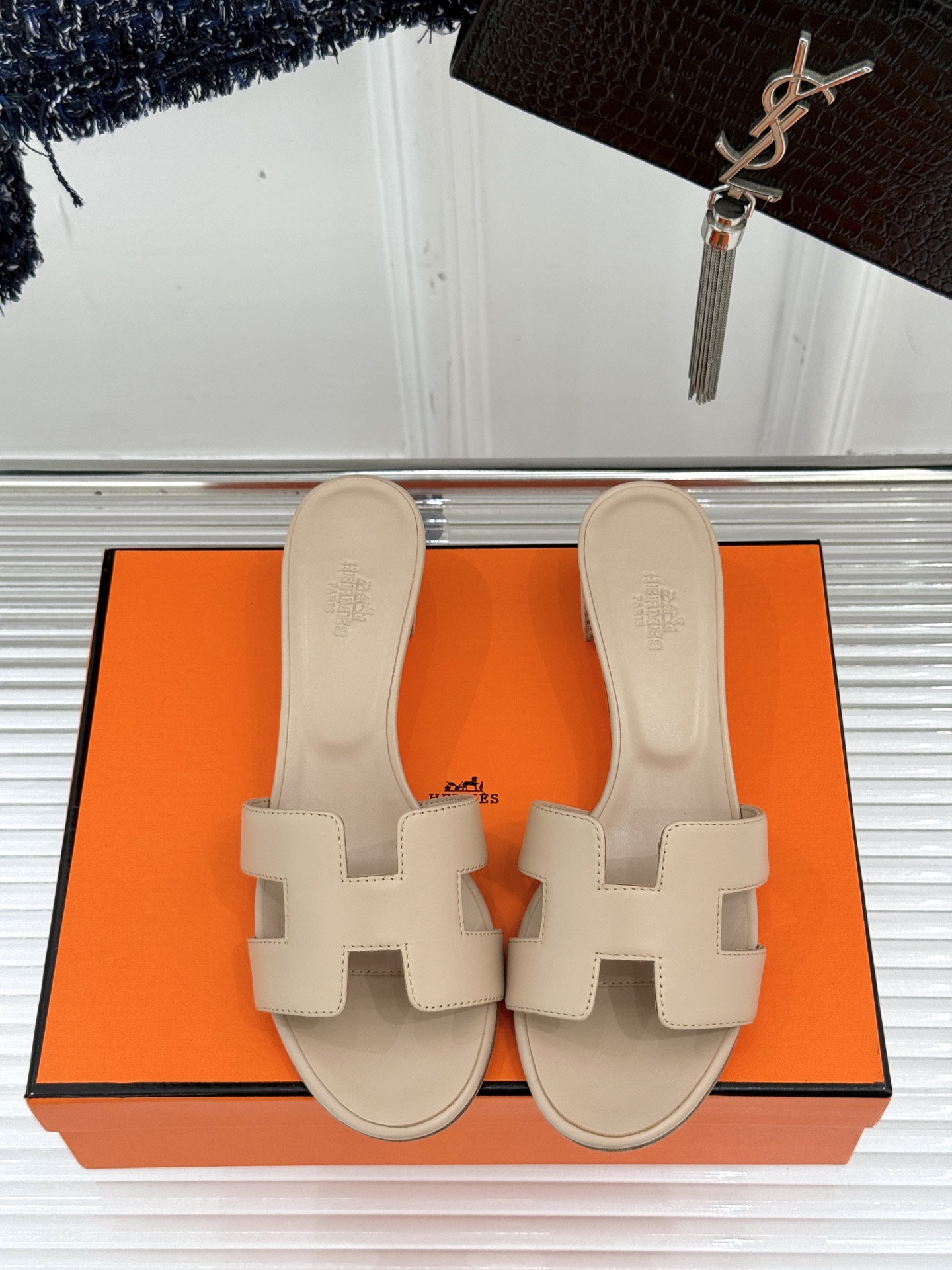 
Hermès/爱马仕经典H平底拖鞋
经典H拖 H家的拖鞋一直是拖鞋的代表款
依旧是经典的H造型 
鞋面
