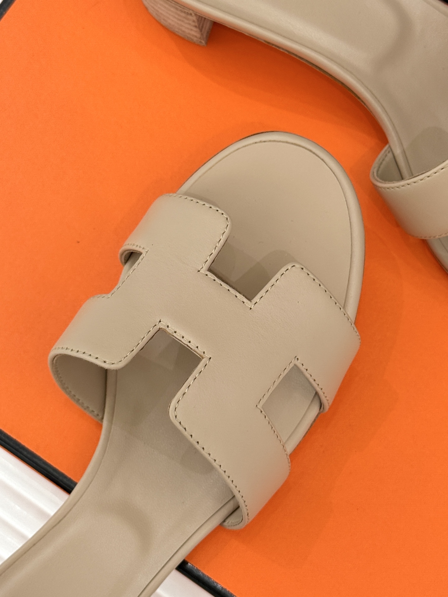 
Hermès/爱马仕经典H平底拖鞋
经典H拖 H家的拖鞋一直是拖鞋的代表款
依旧是经典的H造型 
鞋面