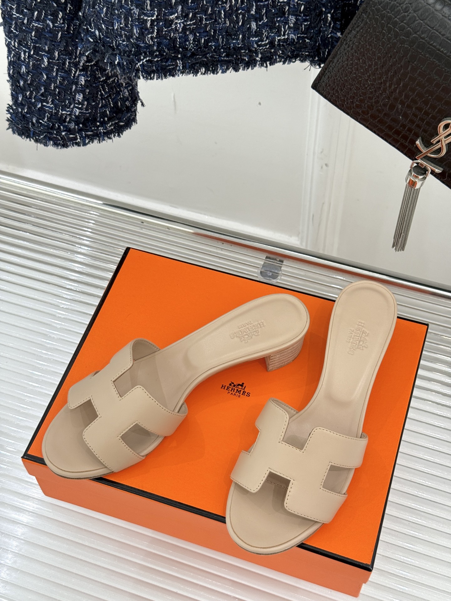 
Hermès/爱马仕经典H平底拖鞋
经典H拖 H家的拖鞋一直是拖鞋的代表款
依旧是经典的H造型 
鞋面