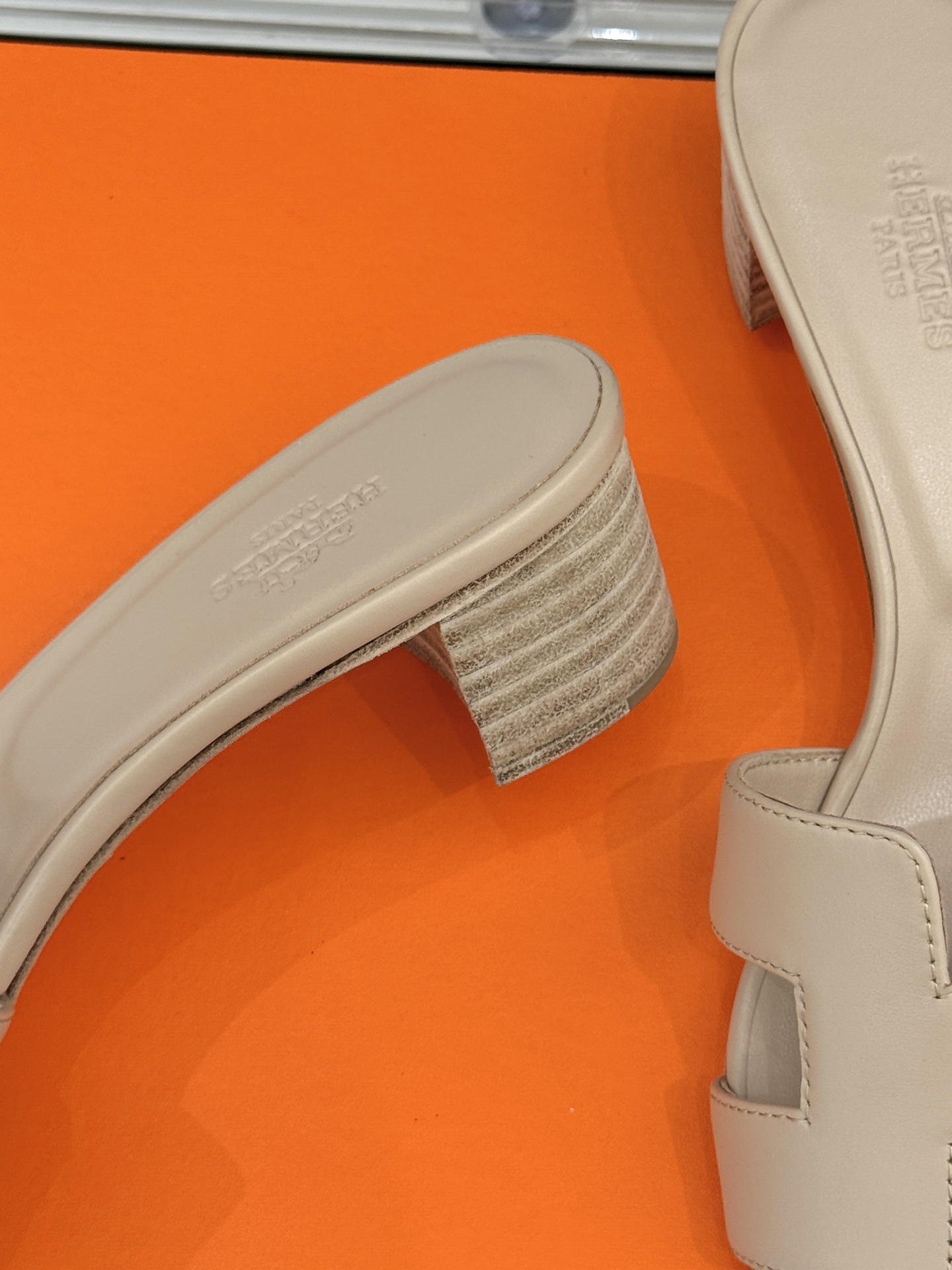 
Hermès/爱马仕经典H平底拖鞋
经典H拖 H家的拖鞋一直是拖鞋的代表款
依旧是经典的H造型 
鞋面
