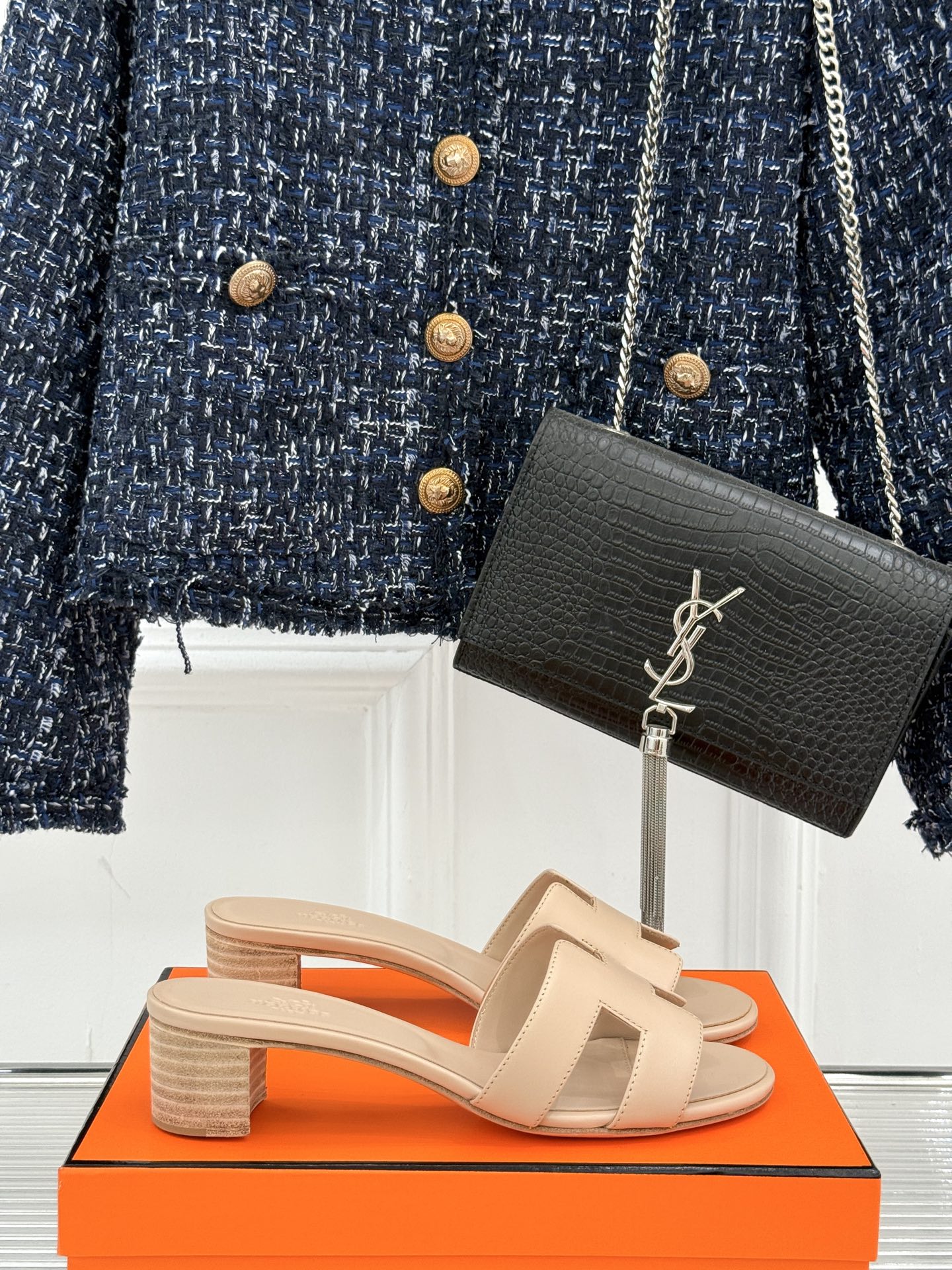 
Hermès/爱马仕经典H平底拖鞋
经典H拖 H家的拖鞋一直是拖鞋的代表款
依旧是经典的H造型 
鞋面