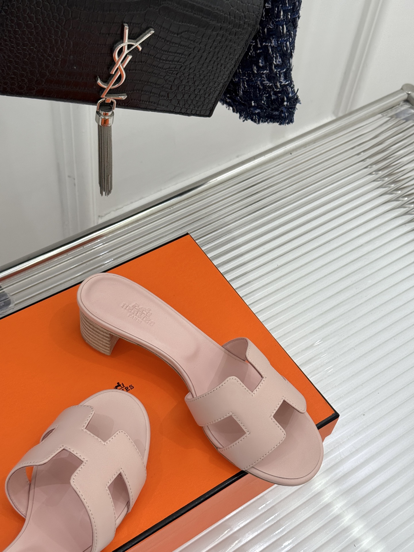 
Hermès/爱马仕经典H平底拖鞋
经典H拖 H家的拖鞋一直是拖鞋的代表款
依旧是经典的H造型 
鞋面