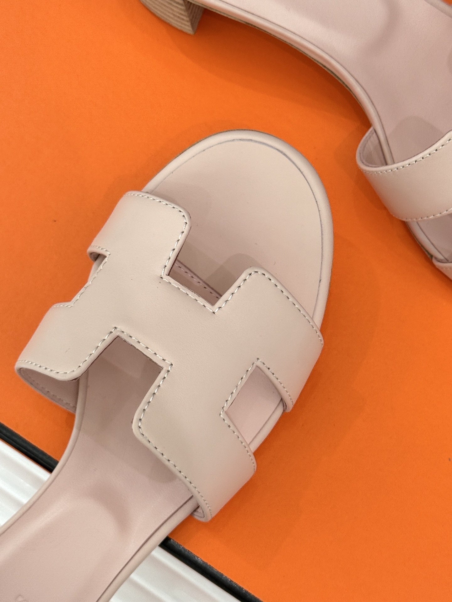 
Hermès/爱马仕经典H平底拖鞋
经典H拖 H家的拖鞋一直是拖鞋的代表款
依旧是经典的H造型 
鞋面
