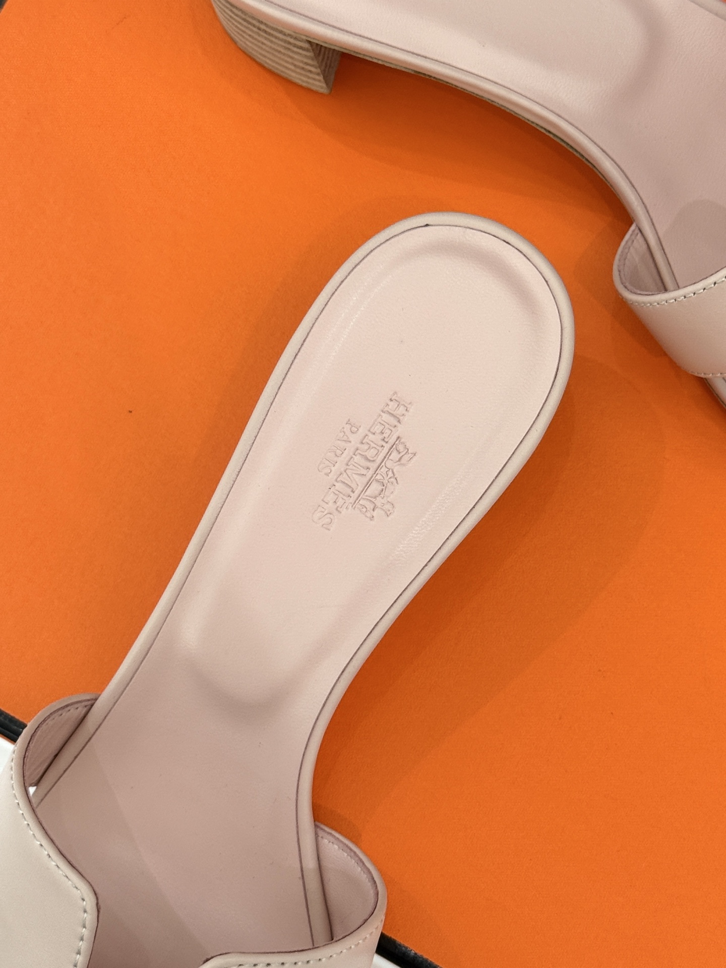
Hermès/爱马仕经典H平底拖鞋
经典H拖 H家的拖鞋一直是拖鞋的代表款
依旧是经典的H造型 
鞋面
