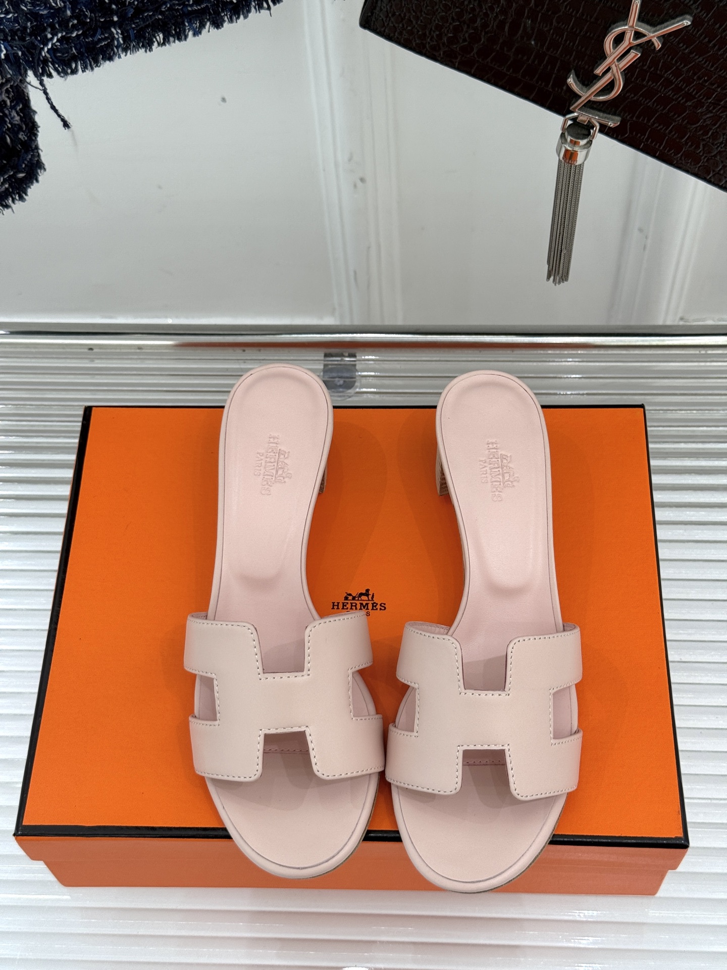 
Hermès/爱马仕经典H平底拖鞋
经典H拖 H家的拖鞋一直是拖鞋的代表款
依旧是经典的H造型 
鞋面
