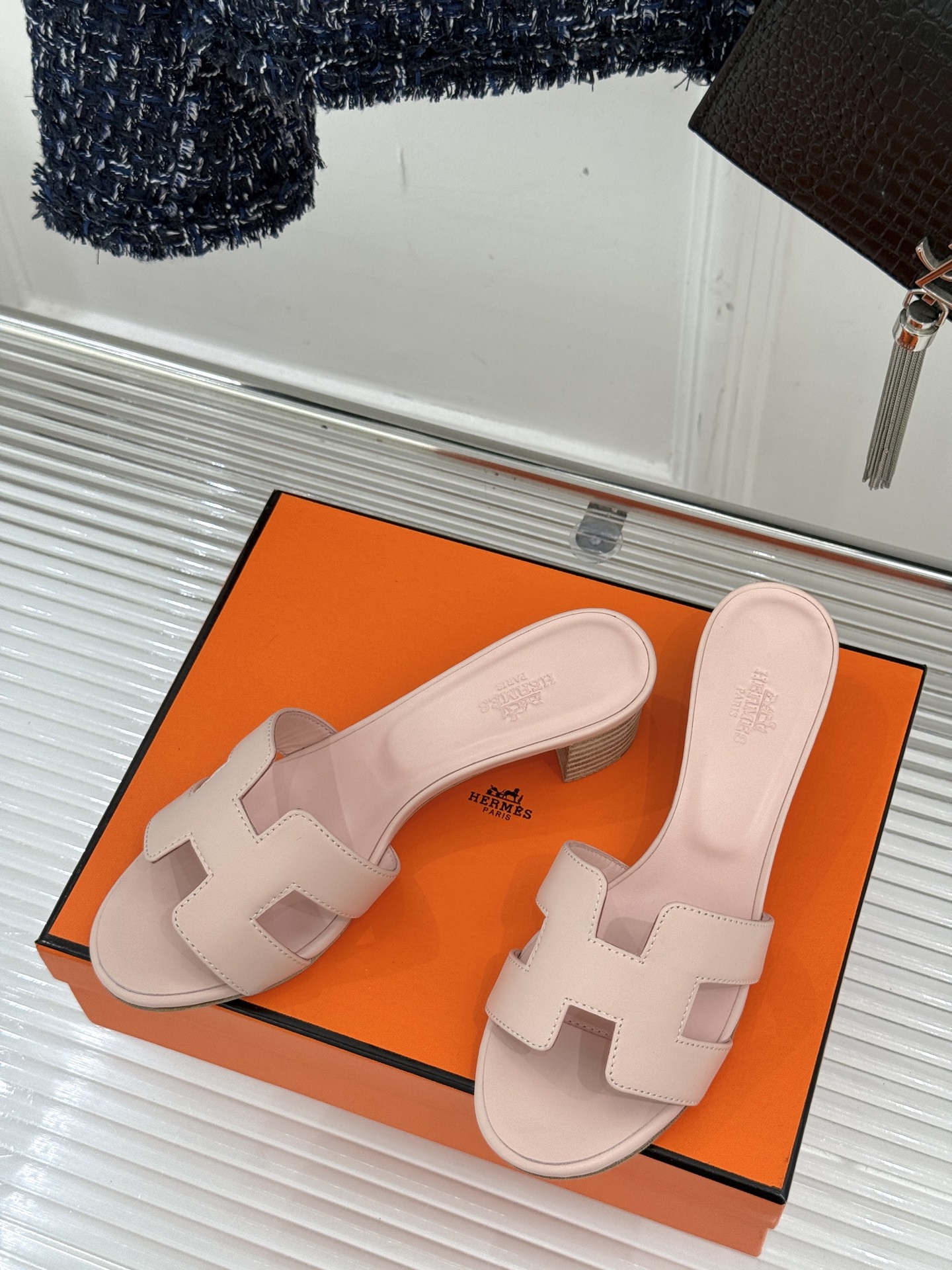
Hermès/爱马仕经典H平底拖鞋
经典H拖 H家的拖鞋一直是拖鞋的代表款
依旧是经典的H造型 
鞋面