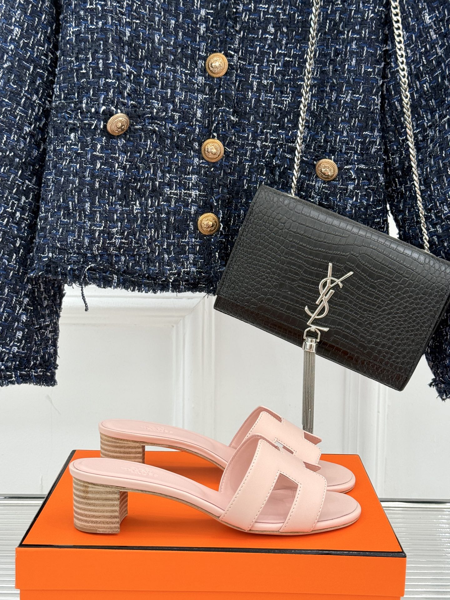 
Hermès/爱马仕经典H平底拖鞋
经典H拖 H家的拖鞋一直是拖鞋的代表款
依旧是经典的H造型 
鞋面