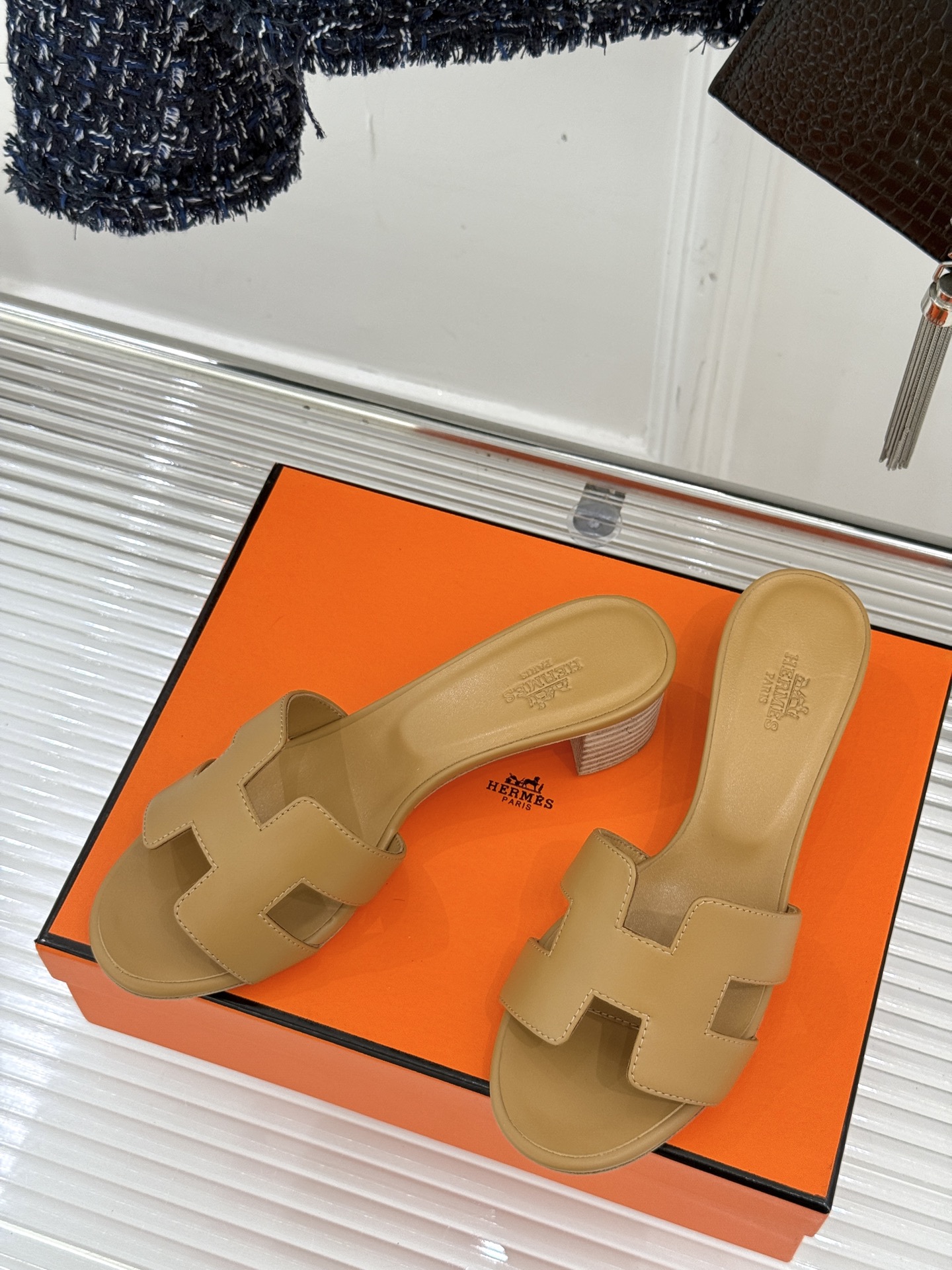 
Hermès/爱马仕经典H平底拖鞋
经典H拖 H家的拖鞋一直是拖鞋的代表款
依旧是经典的H造型 
鞋面