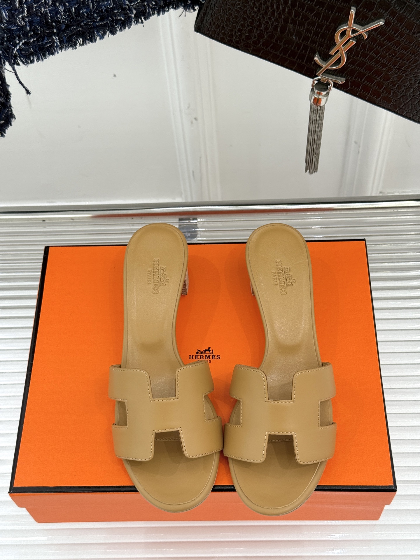 
Hermès/爱马仕经典H平底拖鞋
经典H拖 H家的拖鞋一直是拖鞋的代表款
依旧是经典的H造型 
鞋面