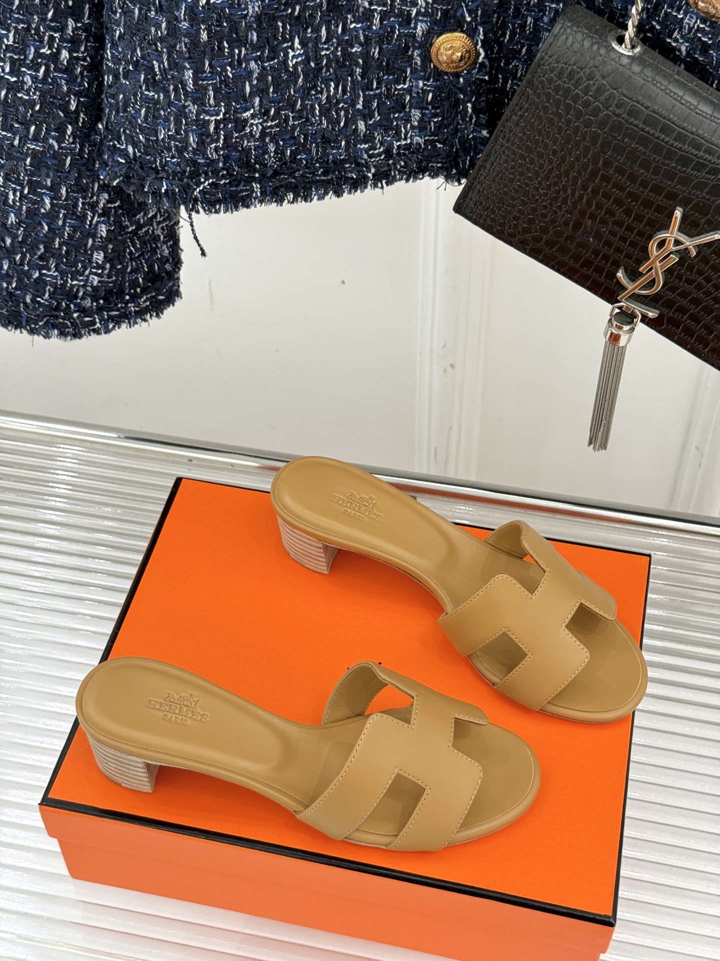 
Hermès/爱马仕经典H平底拖鞋
经典H拖 H家的拖鞋一直是拖鞋的代表款
依旧是经典的H造型 
鞋面