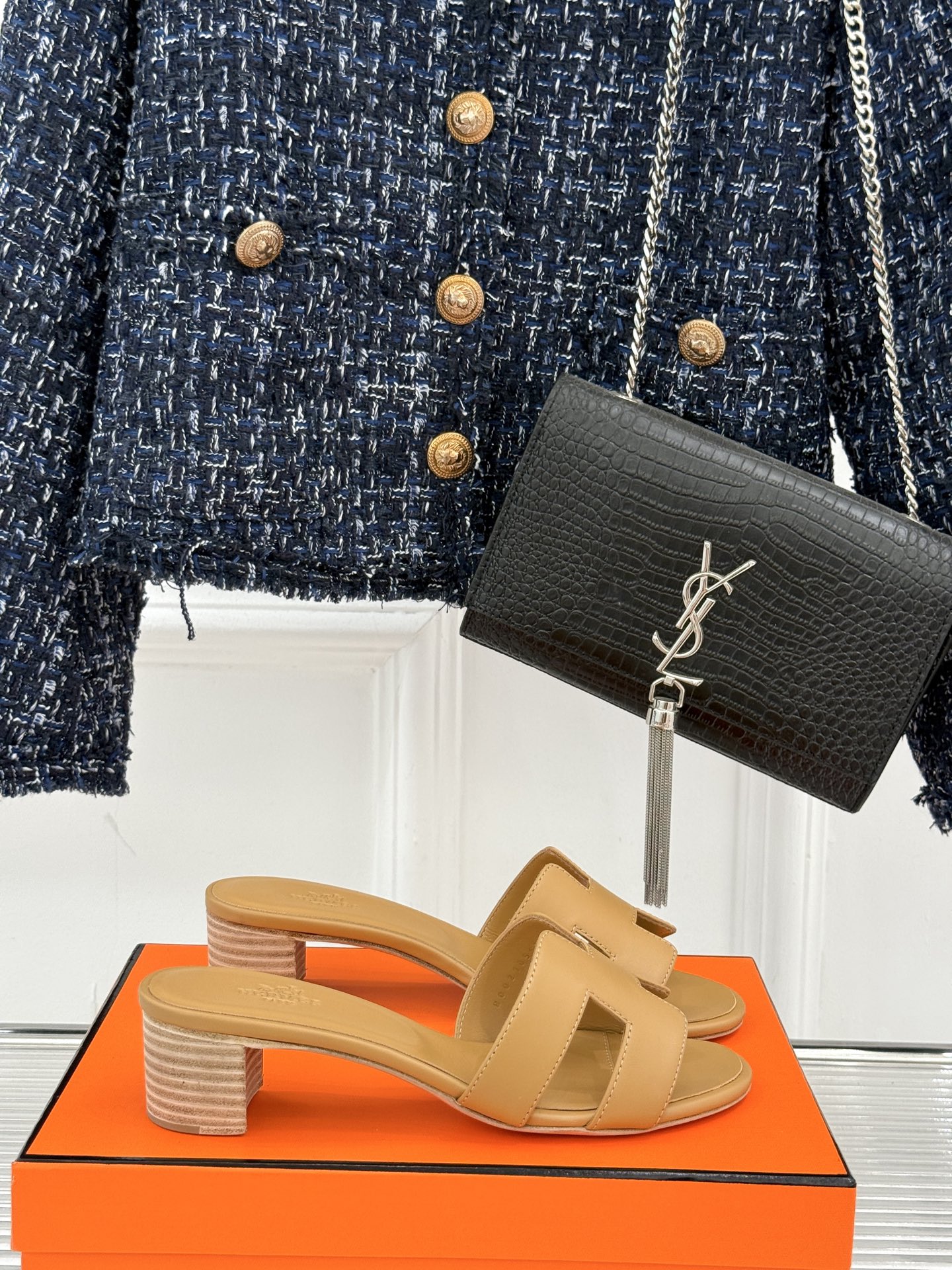 
Hermès/爱马仕经典H平底拖鞋
经典H拖 H家的拖鞋一直是拖鞋的代表款
依旧是经典的H造型 
鞋面
