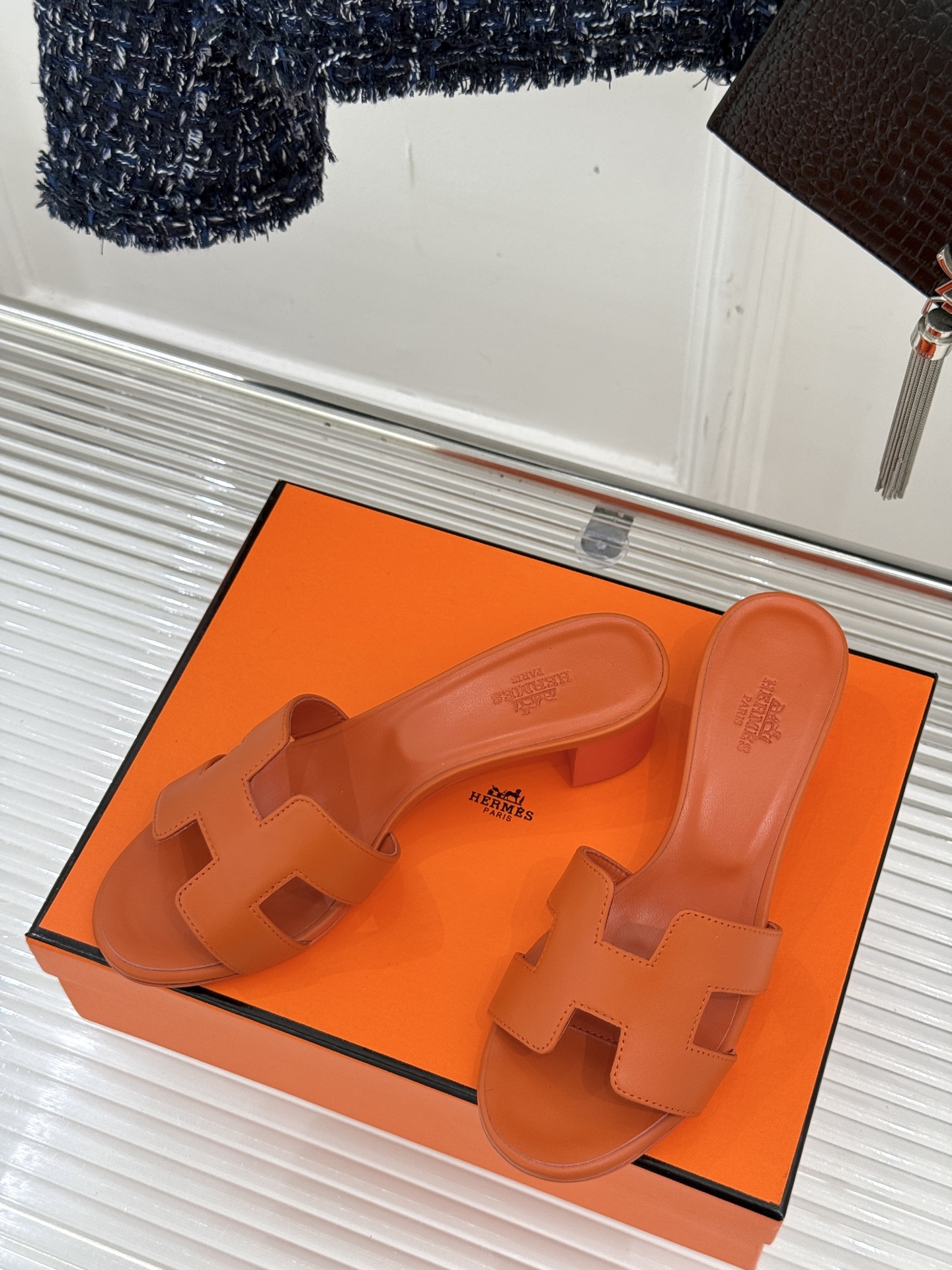 
Hermès/爱马仕经典H平底拖鞋
经典H拖 H家的拖鞋一直是拖鞋的代表款
依旧是经典的H造型 
鞋面