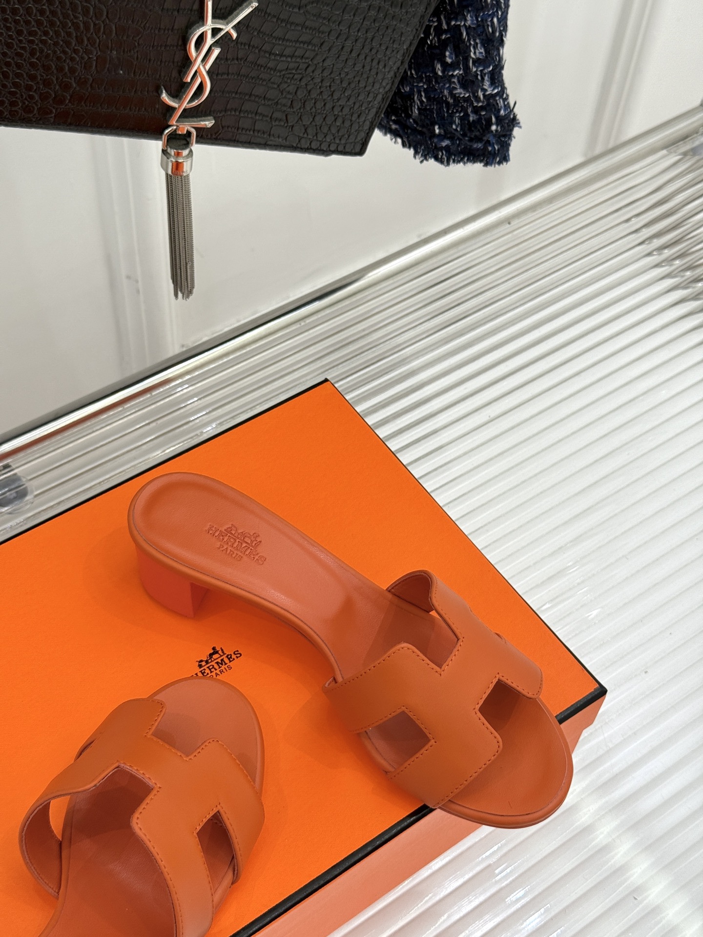 
Hermès/爱马仕经典H平底拖鞋
经典H拖 H家的拖鞋一直是拖鞋的代表款
依旧是经典的H造型 
鞋面