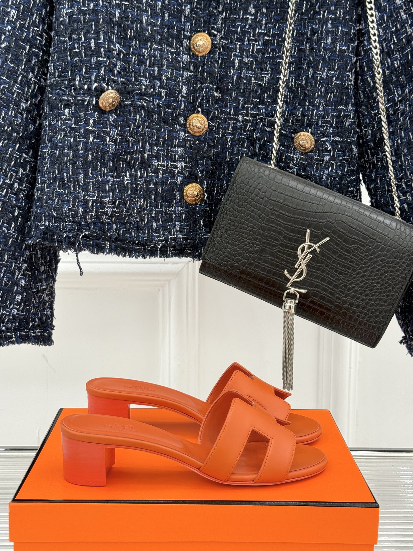 
Hermès/爱马仕经典H平底拖鞋
经典H拖 H家的拖鞋一直是拖鞋的代表款
依旧是经典的H造型 
鞋面
