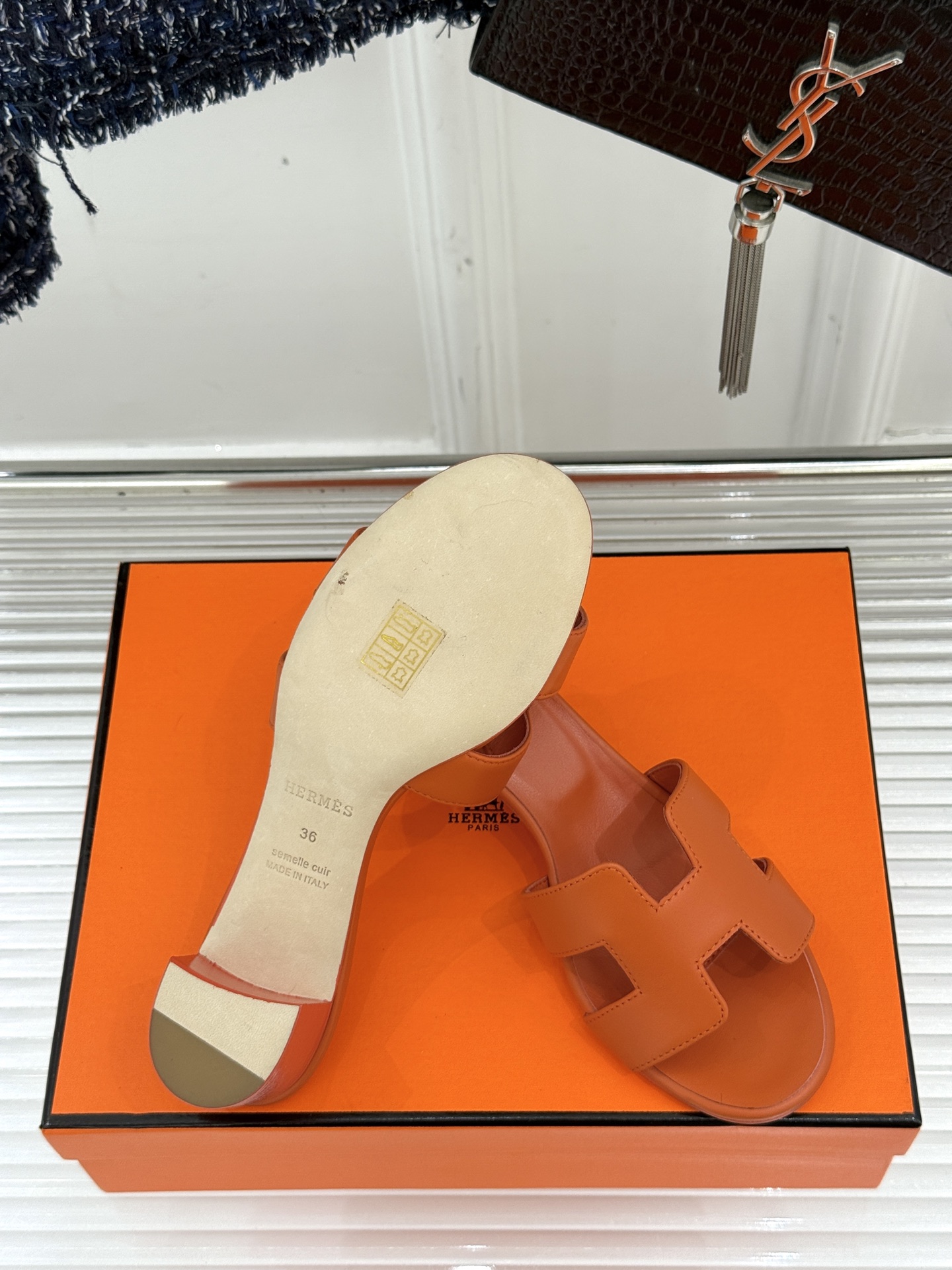 
Hermès/爱马仕经典H平底拖鞋
经典H拖 H家的拖鞋一直是拖鞋的代表款
依旧是经典的H造型 
鞋面