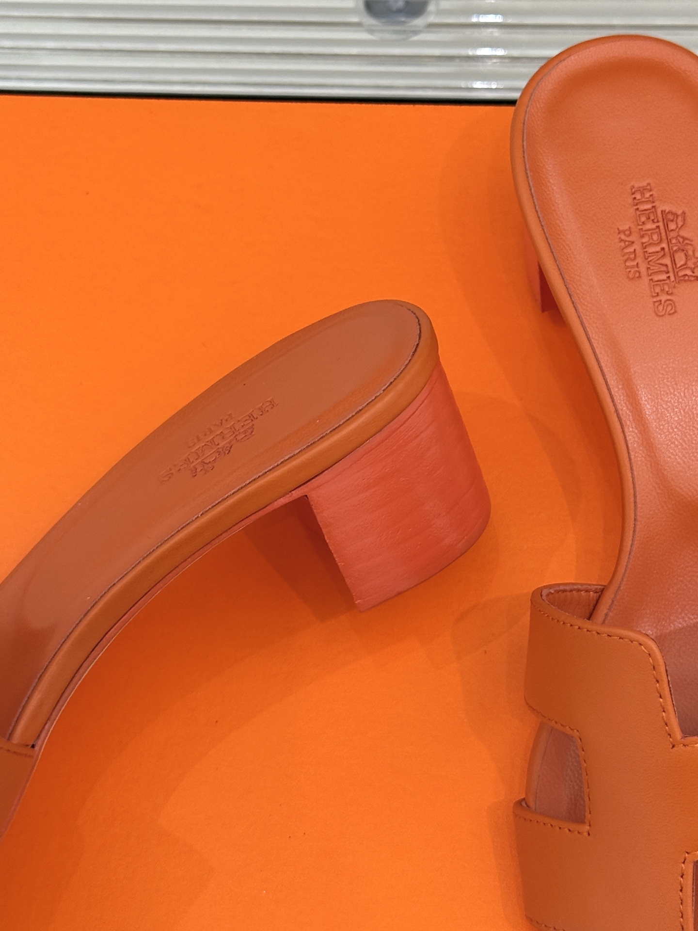 
Hermès/爱马仕经典H平底拖鞋
经典H拖 H家的拖鞋一直是拖鞋的代表款
依旧是经典的H造型 
鞋面