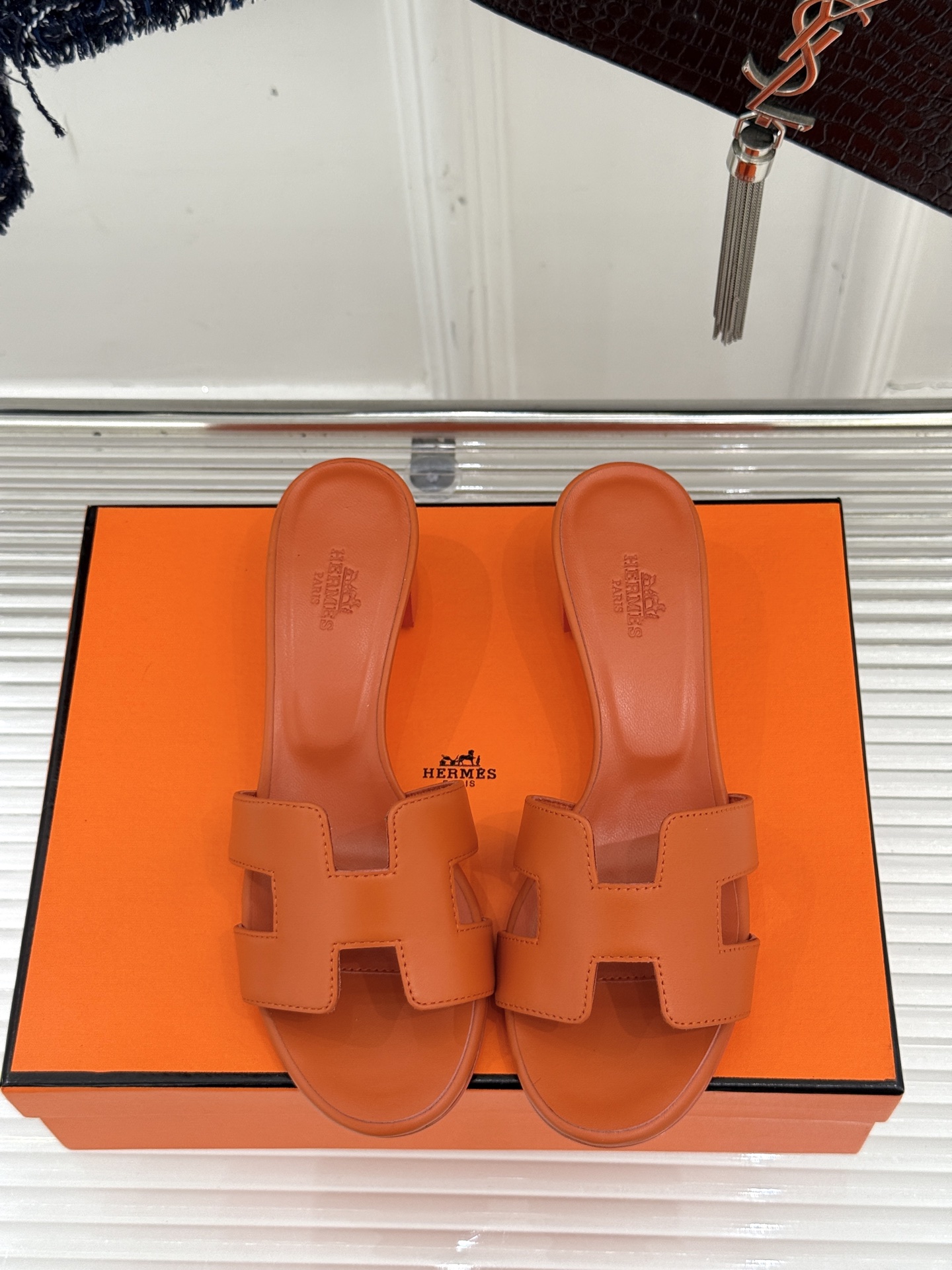 
Hermès/爱马仕经典H平底拖鞋
经典H拖 H家的拖鞋一直是拖鞋的代表款
依旧是经典的H造型 
鞋面