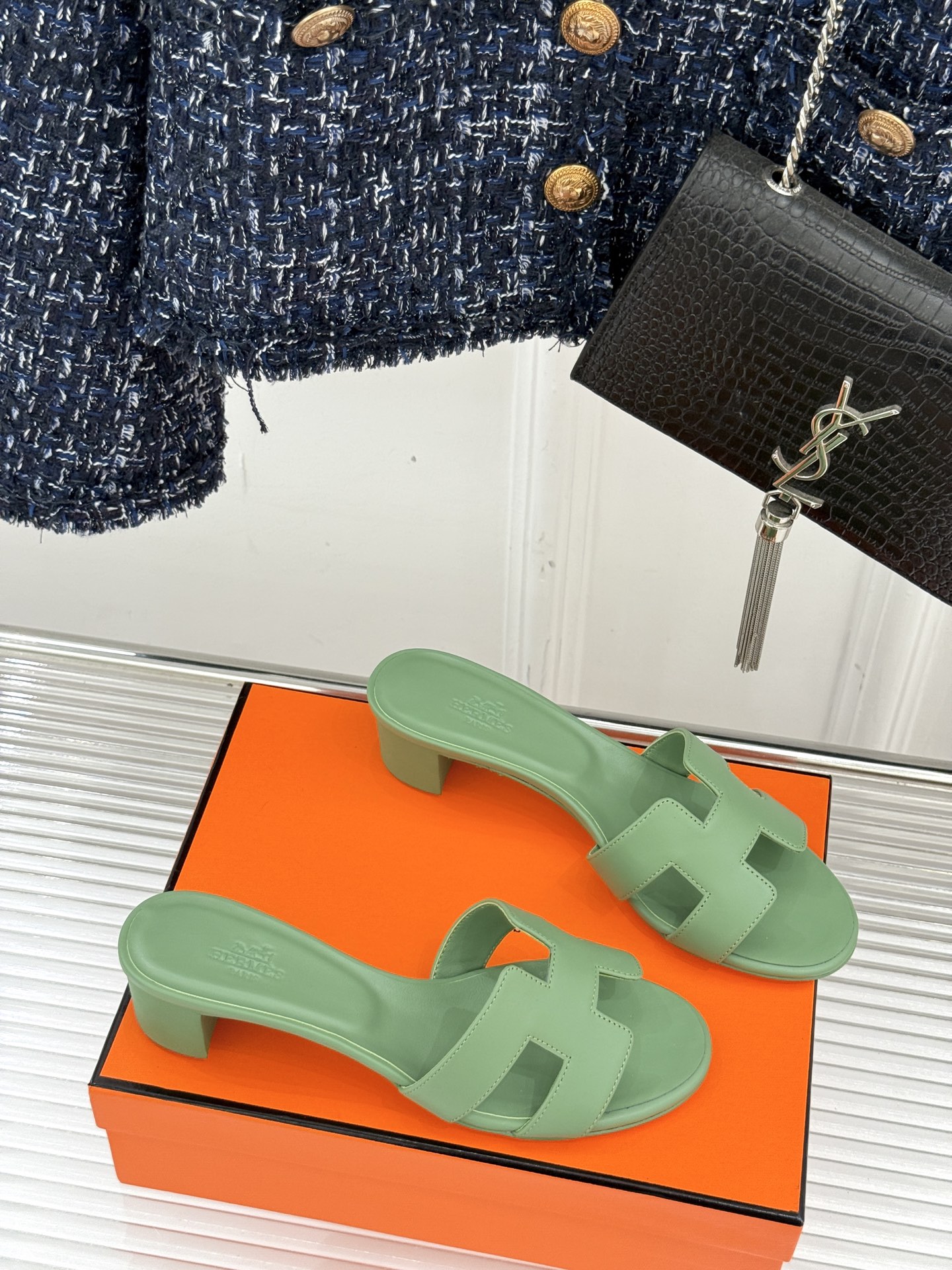 
Hermès/爱马仕经典H平底拖鞋
经典H拖 H家的拖鞋一直是拖鞋的代表款
依旧是经典的H造型 
鞋面