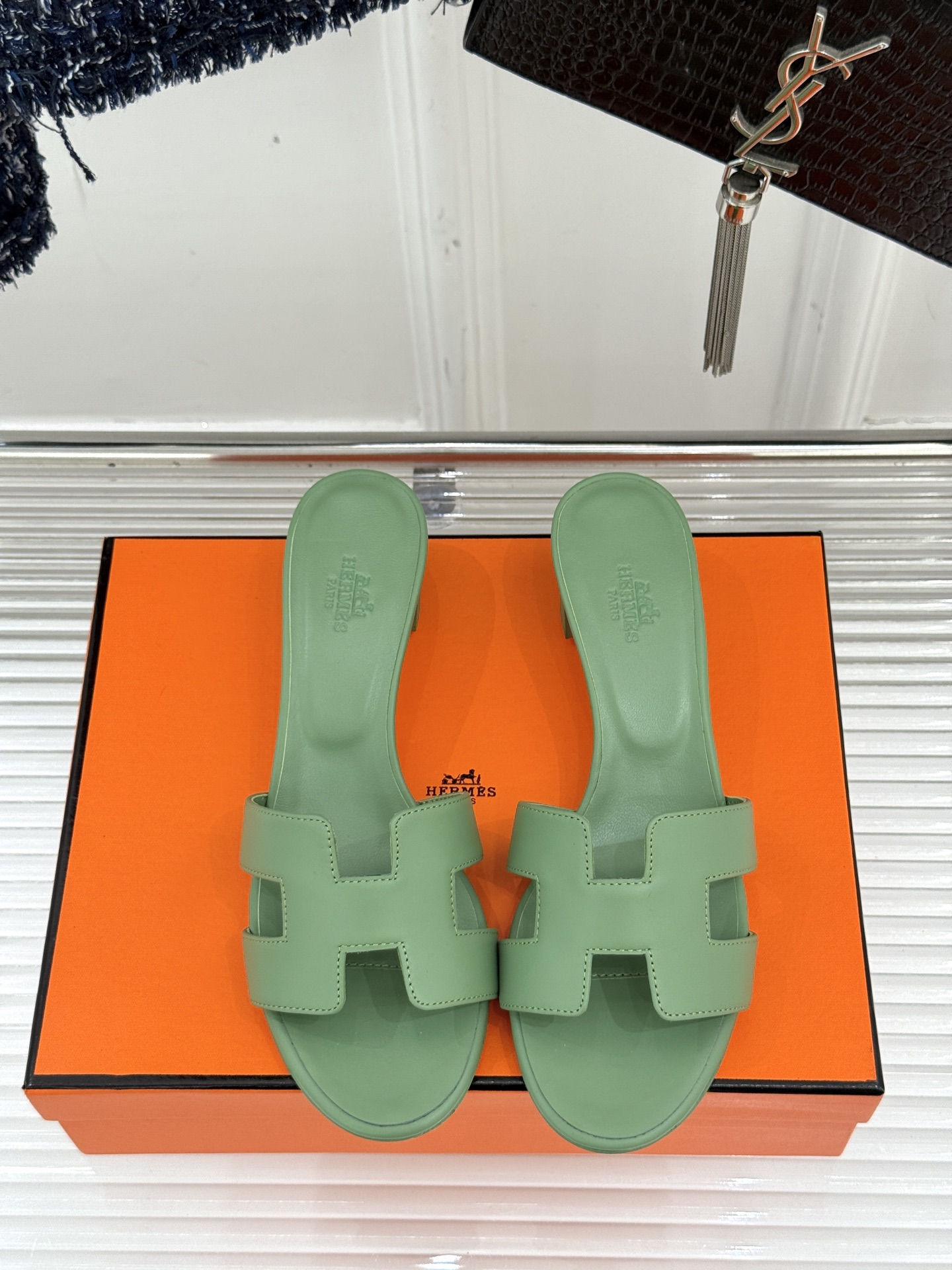 
Hermès/爱马仕经典H平底拖鞋
经典H拖 H家的拖鞋一直是拖鞋的代表款
依旧是经典的H造型 
鞋面