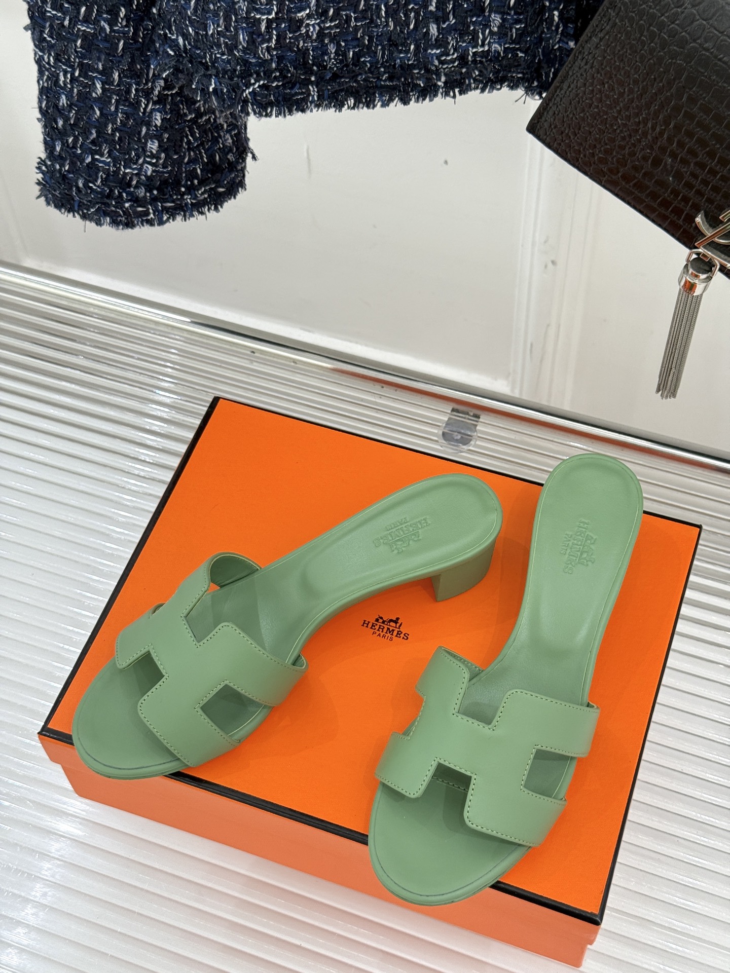 
Hermès/爱马仕经典H平底拖鞋
经典H拖 H家的拖鞋一直是拖鞋的代表款
依旧是经典的H造型 
鞋面