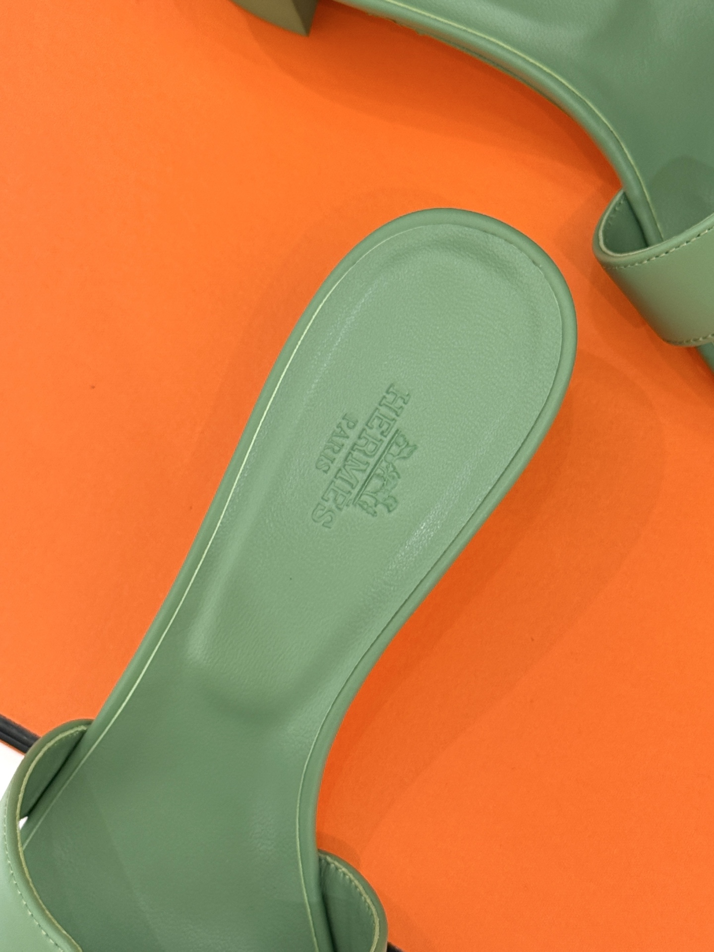 
Hermès/爱马仕经典H平底拖鞋
经典H拖 H家的拖鞋一直是拖鞋的代表款
依旧是经典的H造型 
鞋面