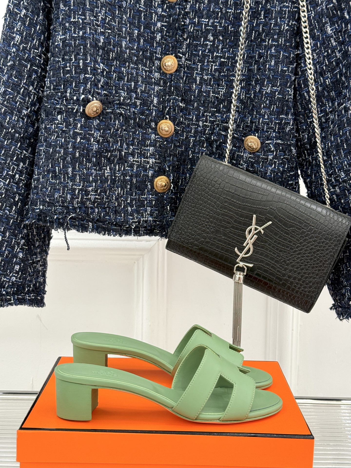 
Hermès/爱马仕经典H平底拖鞋
经典H拖 H家的拖鞋一直是拖鞋的代表款
依旧是经典的H造型 
鞋面