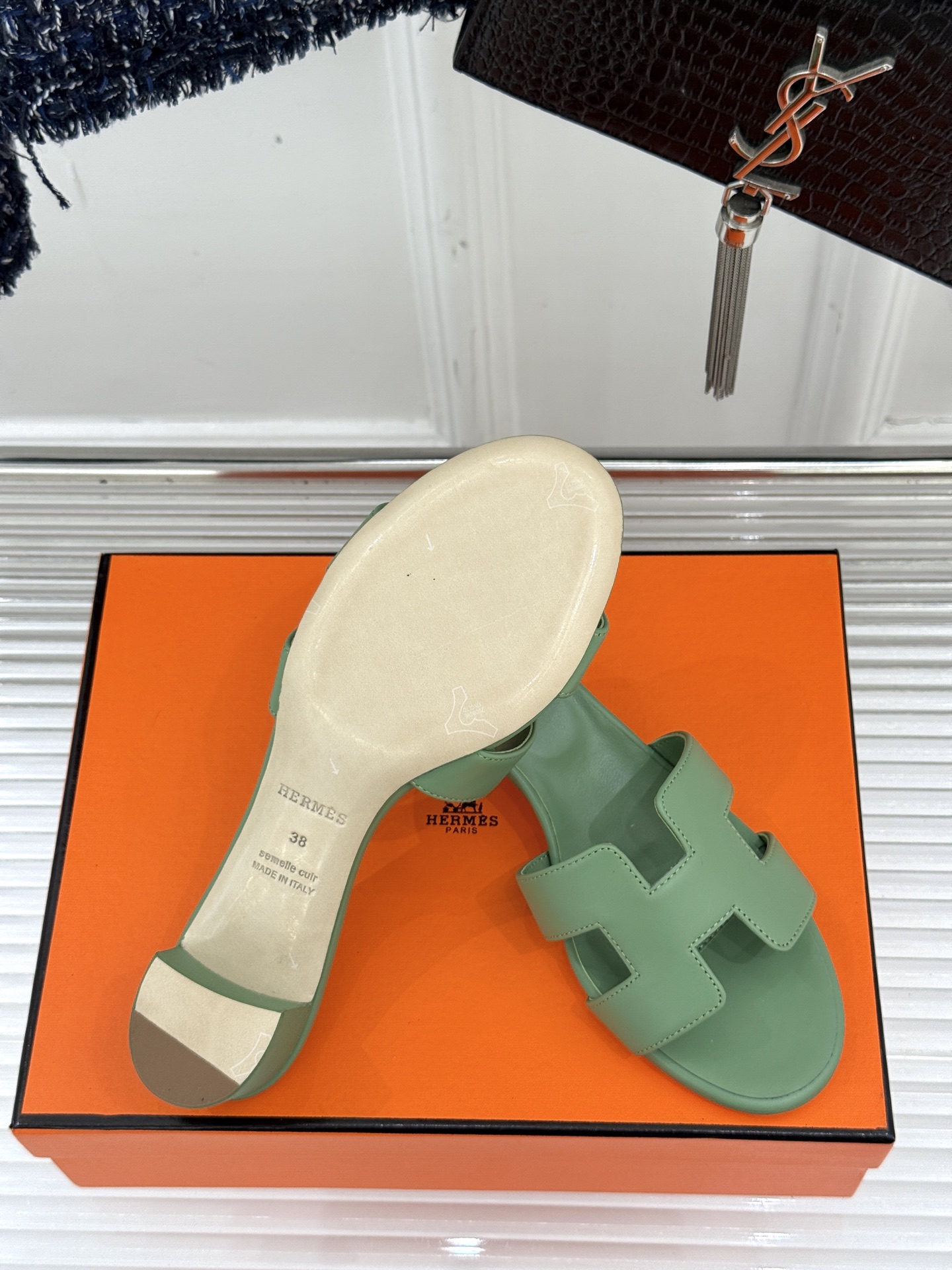 
Hermès/爱马仕经典H平底拖鞋
经典H拖 H家的拖鞋一直是拖鞋的代表款
依旧是经典的H造型 
鞋面