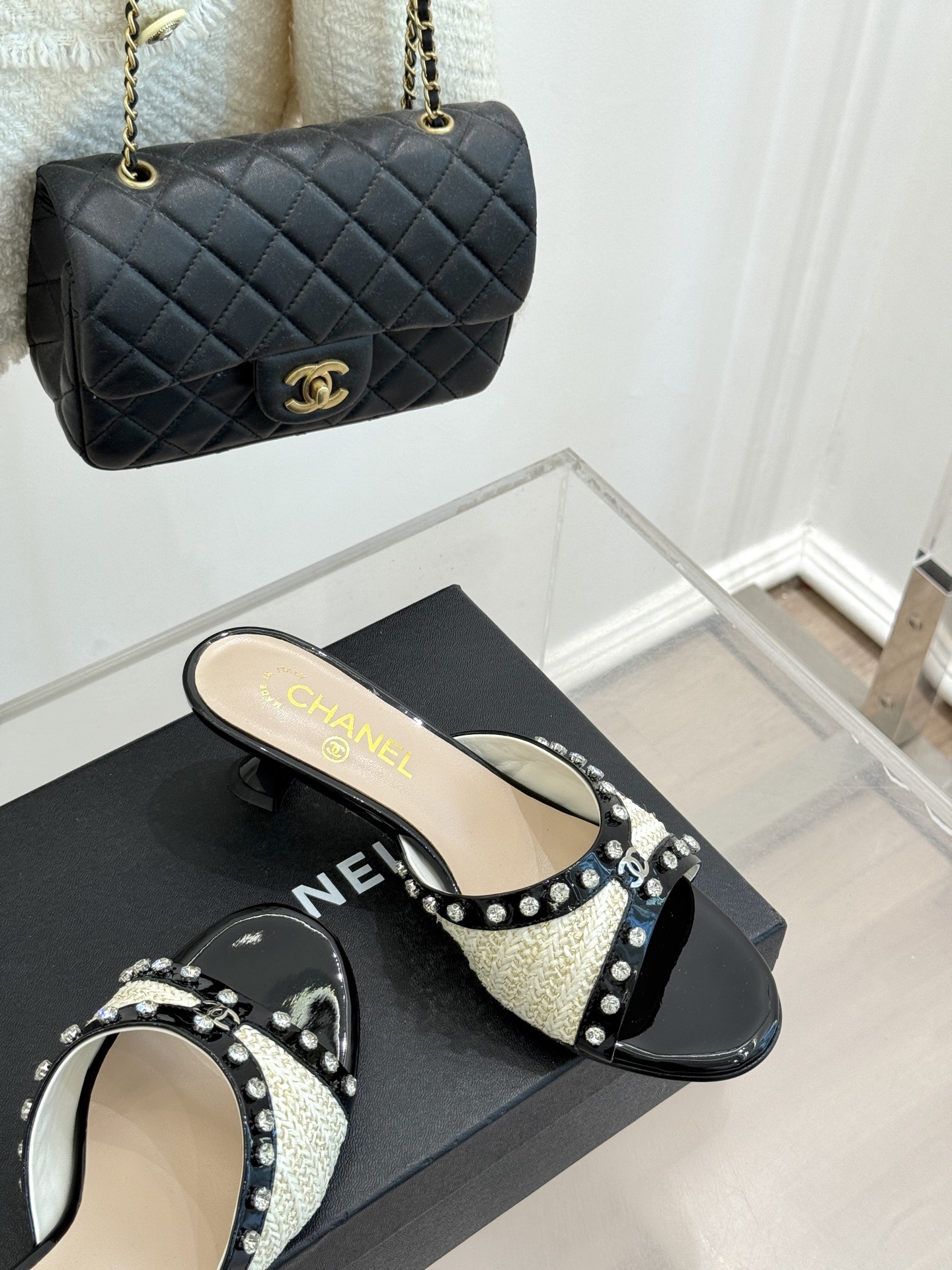 
CHANE* ｜小香25。春夏新品
双C水钻猫跟拖鞋
鞋面采用原版定制皮料
内里垫脚均为丝绸羊皮
意大
