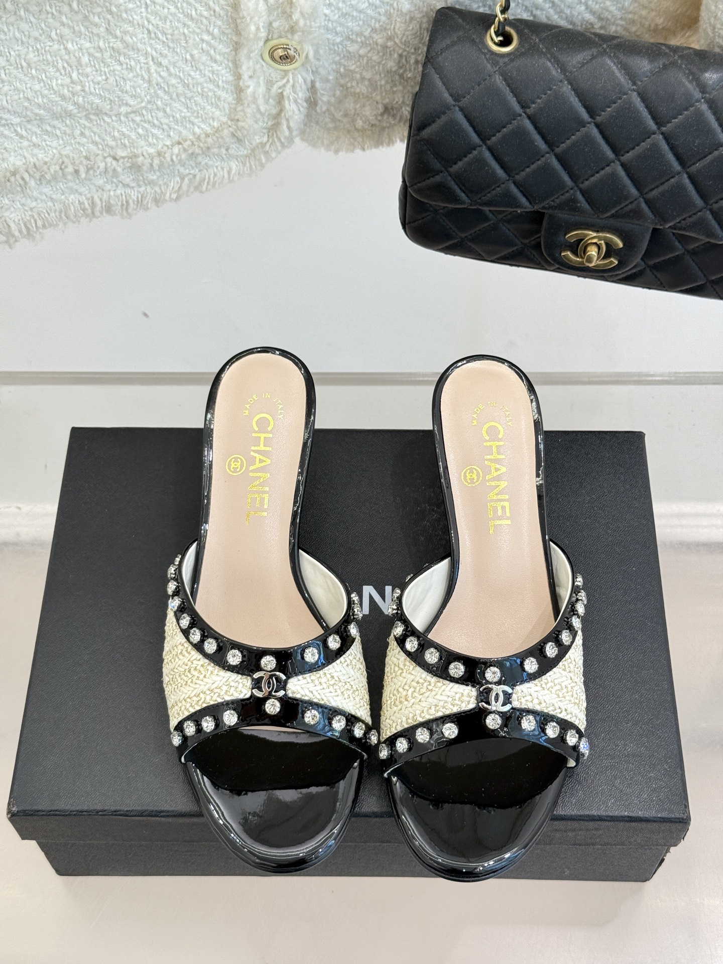 
CHANE* ｜小香25。春夏新品
双C水钻猫跟拖鞋
鞋面采用原版定制皮料
内里垫脚均为丝绸羊皮
意大