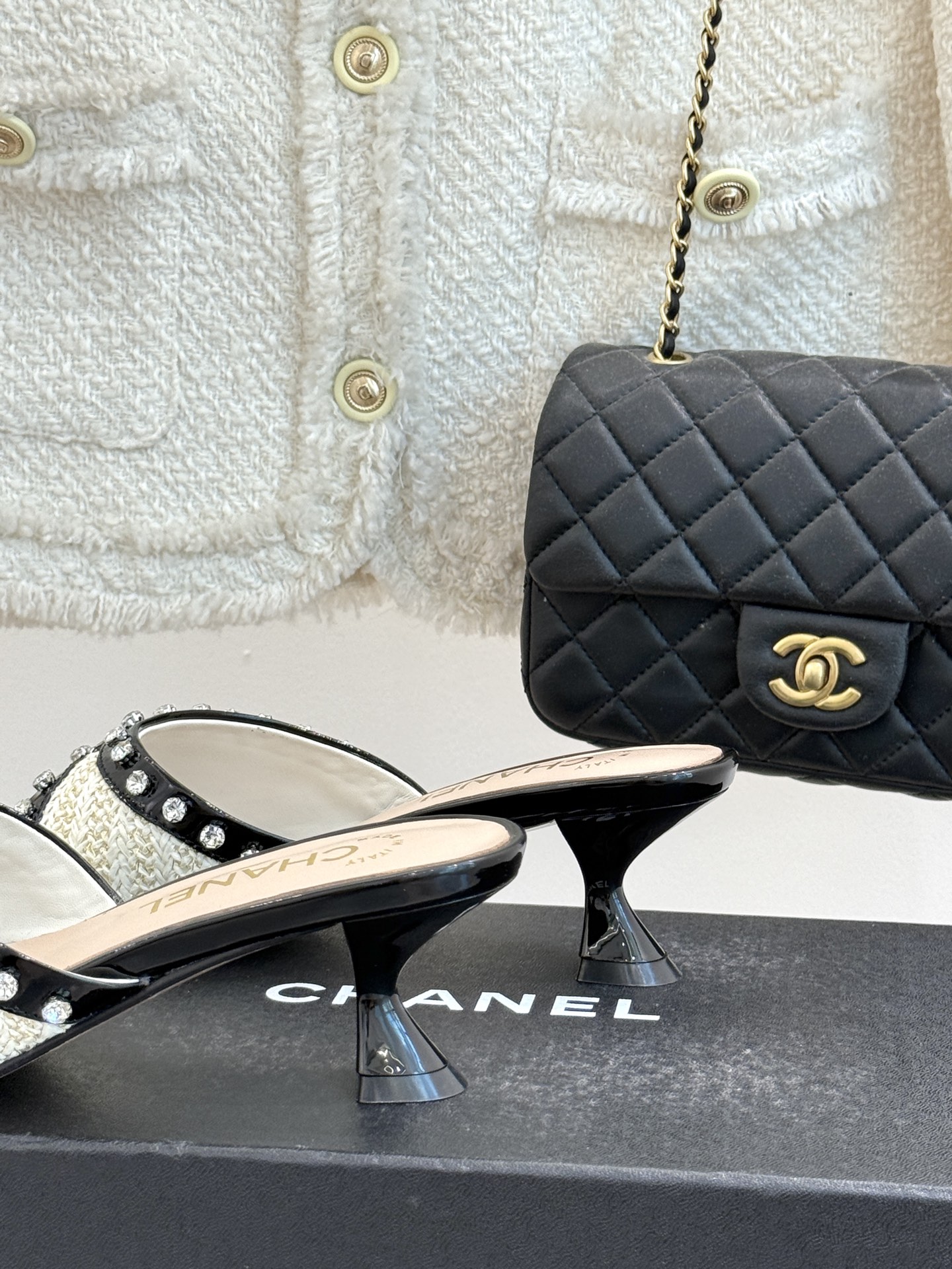 
CHANE* ｜小香25。春夏新品
双C水钻猫跟拖鞋
鞋面采用原版定制皮料
内里垫脚均为丝绸羊皮
意大