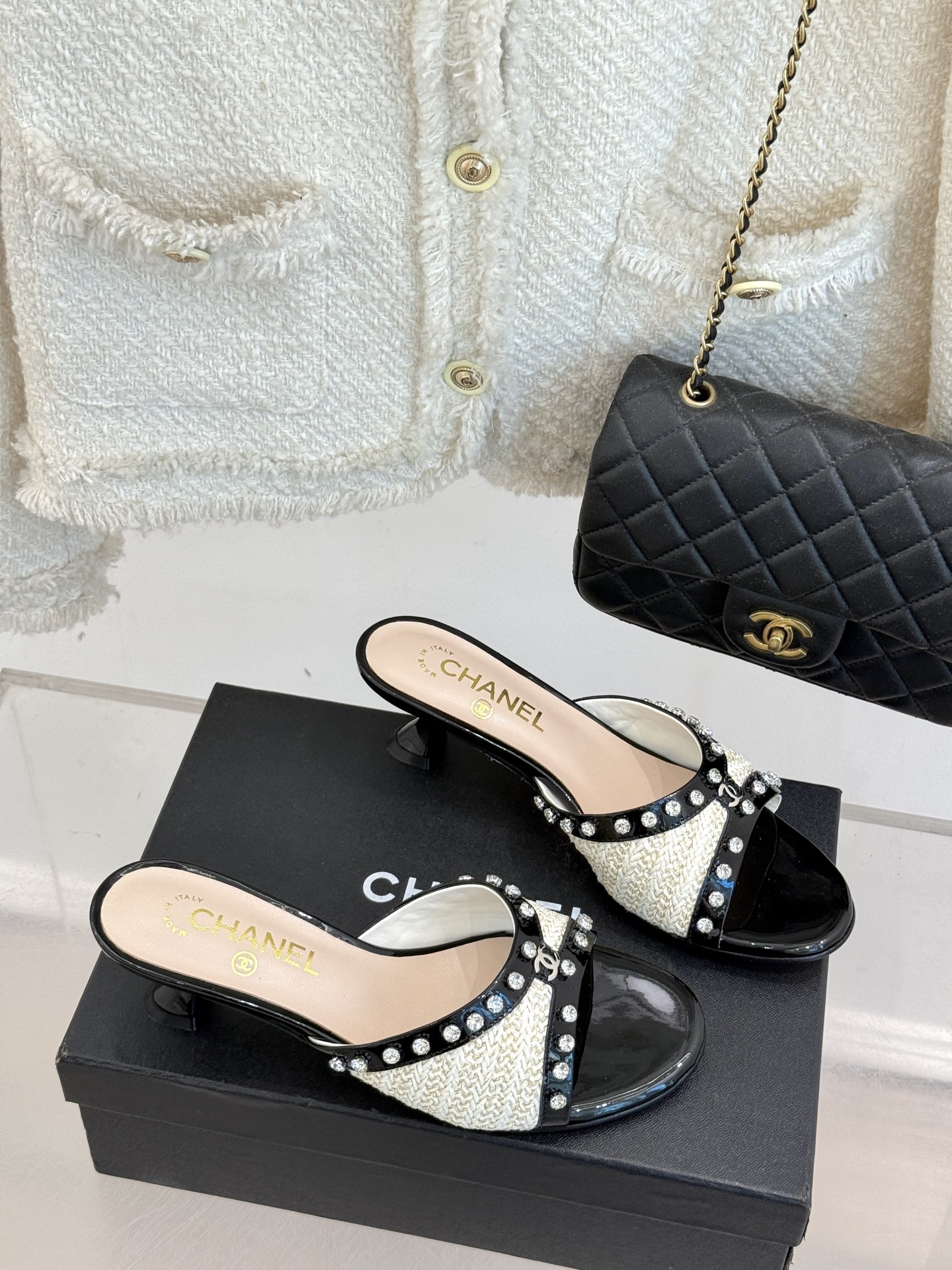 
CHANE* ｜小香25。春夏新品
双C水钻猫跟拖鞋
鞋面采用原版定制皮料
内里垫脚均为丝绸羊皮
意大