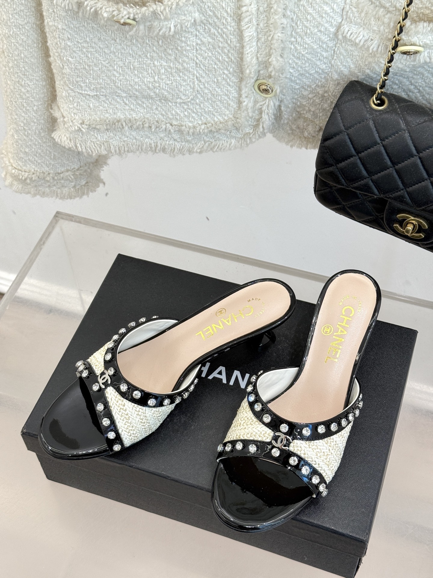 
CHANE* ｜小香25。春夏新品
双C水钻猫跟拖鞋
鞋面采用原版定制皮料
内里垫脚均为丝绸羊皮
意大