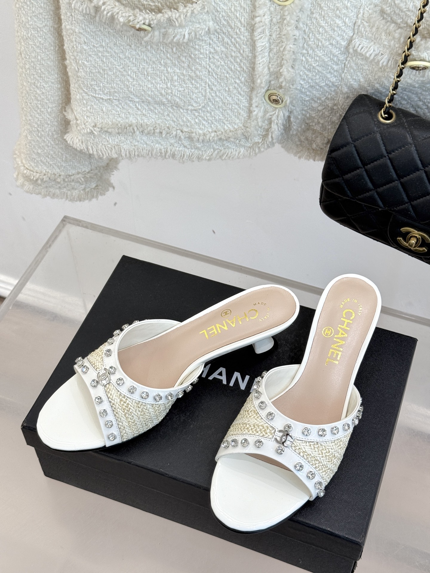 
CHANE* ｜小香25。春夏新品
双C水钻猫跟拖鞋
鞋面采用原版定制皮料
内里垫脚均为丝绸羊皮
意大