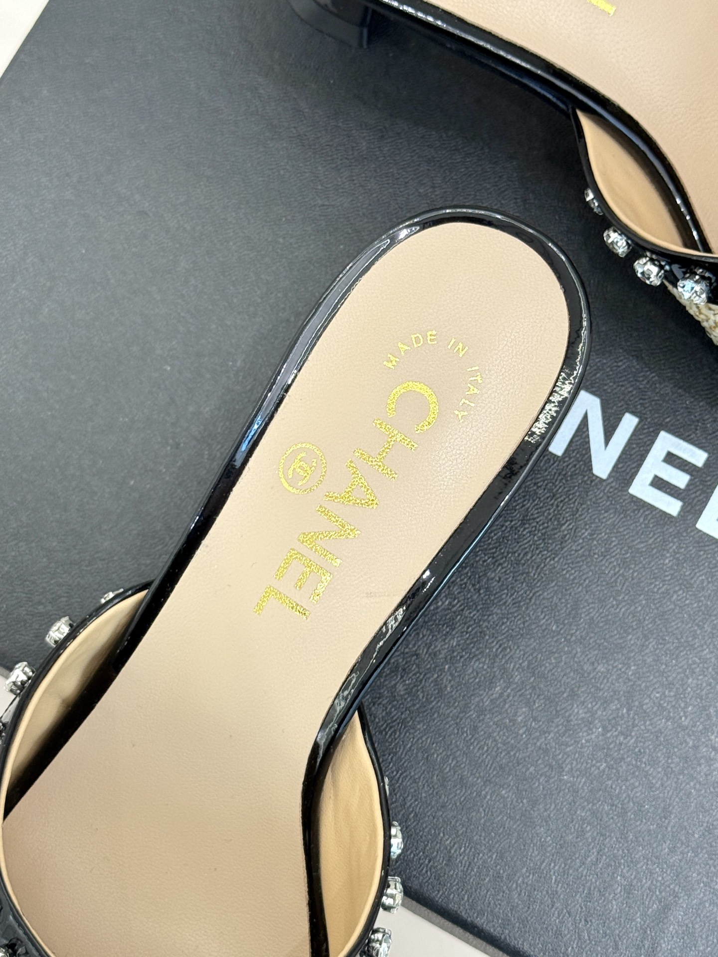 
CHANE* ｜小香25。春夏新品
双C水钻猫跟拖鞋
鞋面采用原版定制皮料
内里垫脚均为丝绸羊皮
意大