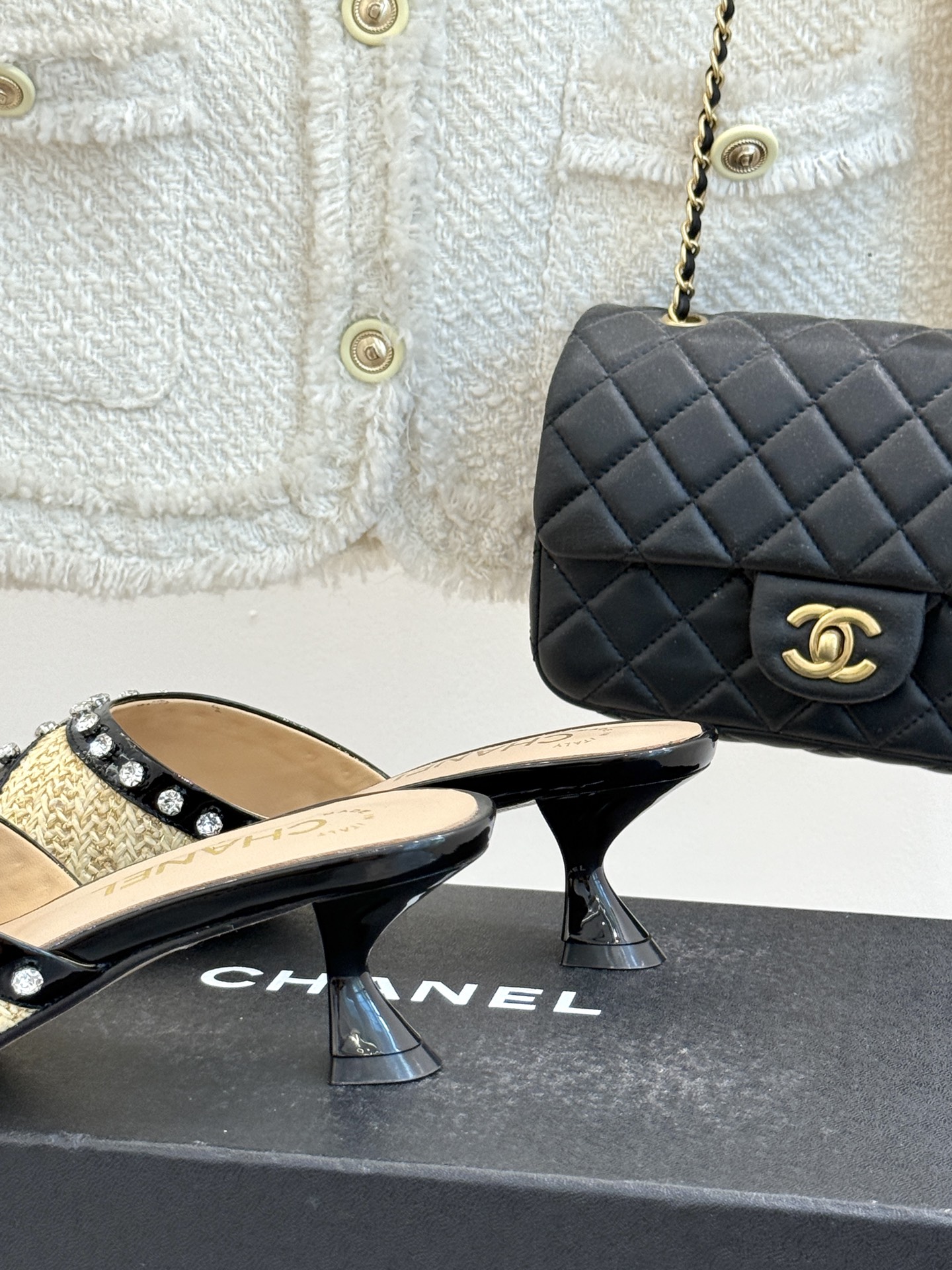 
CHANE* ｜小香25。春夏新品
双C水钻猫跟拖鞋
鞋面采用原版定制皮料
内里垫脚均为丝绸羊皮
意大