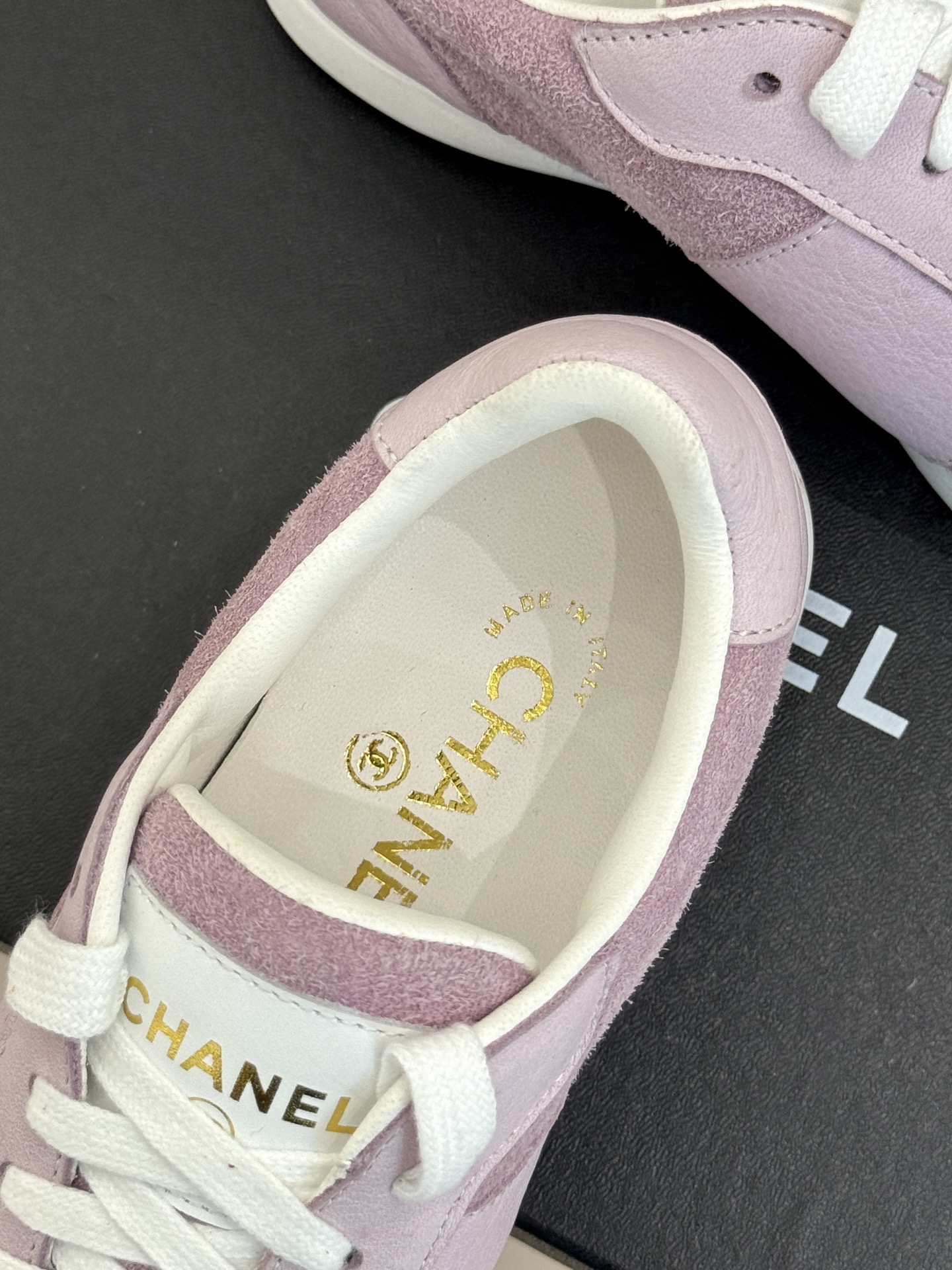 
CHANE*｜小香25。新品
踩屎感德训休闲运动鞋
超级推荐这一季的运动鞋
真的绝美啊 实在是太好看了