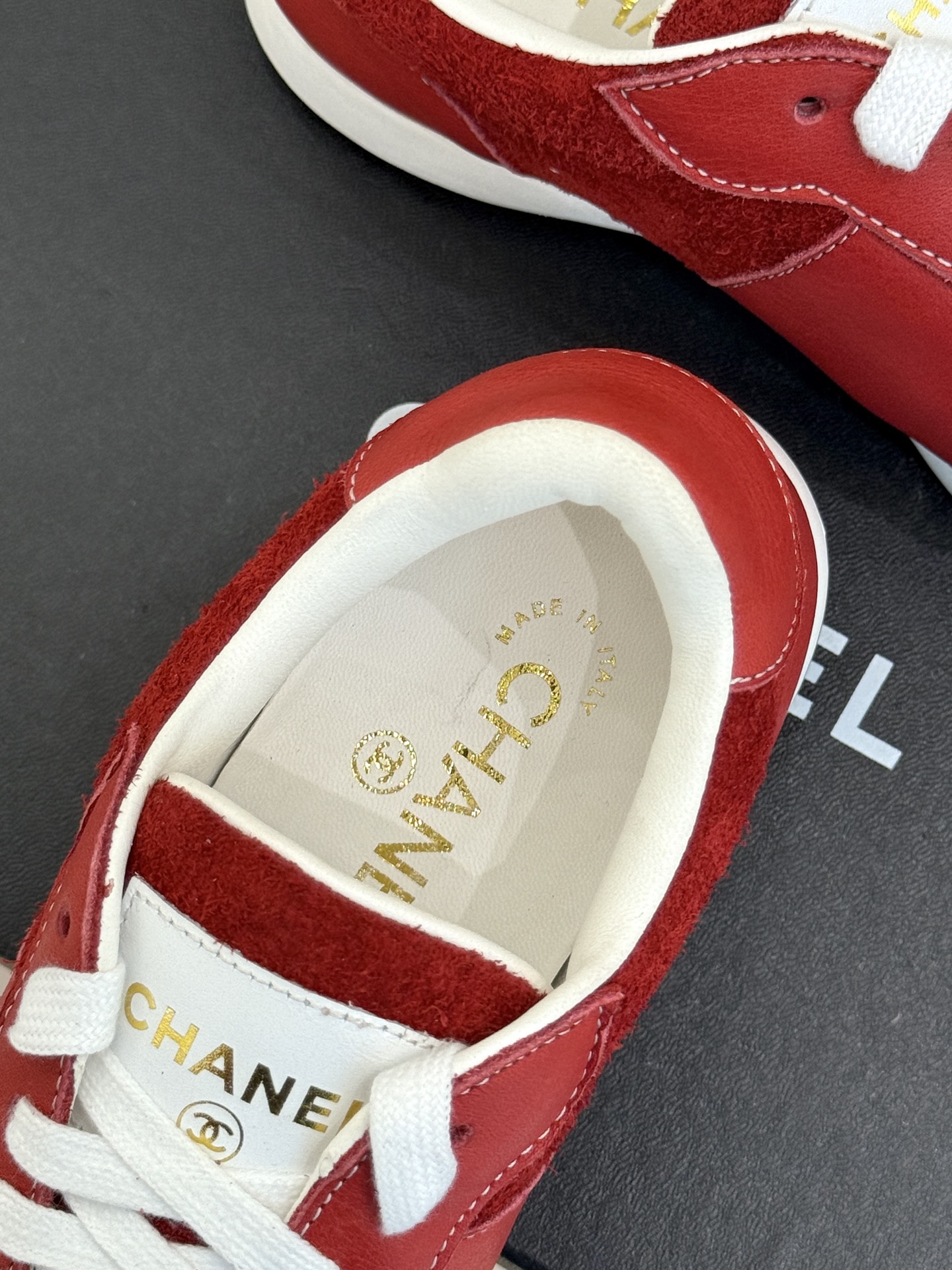 
CHANE*｜小香25。新品
踩屎感德训休闲运动鞋
超级推荐这一季的运动鞋
真的绝美啊 实在是太好看了