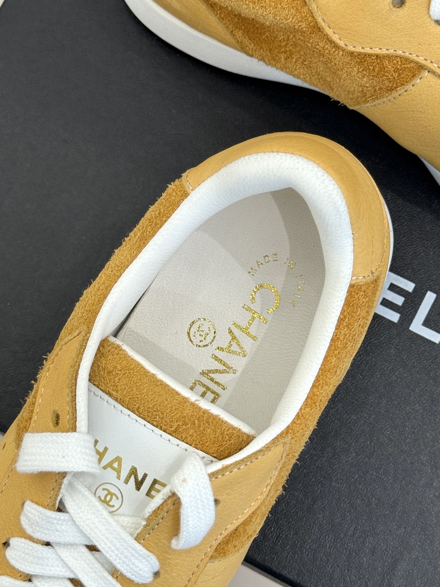 
CHANE*｜小香25。新品
踩屎感德训休闲运动鞋
超级推荐这一季的运动鞋
真的绝美啊 实在是太好看了