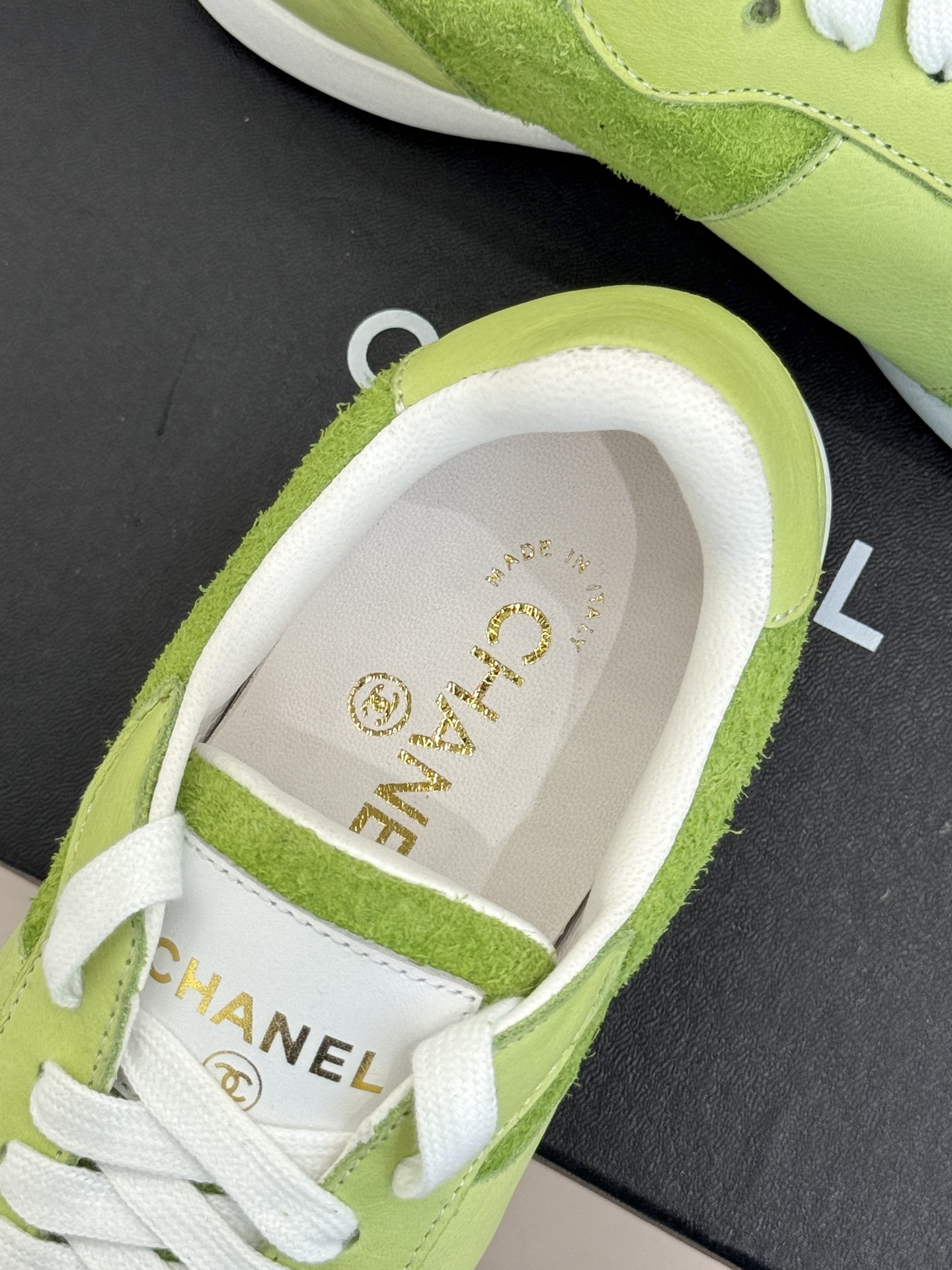 
CHANE*｜小香25。新品
踩屎感德训休闲运动鞋
超级推荐这一季的运动鞋
真的绝美啊 实在是太好看了