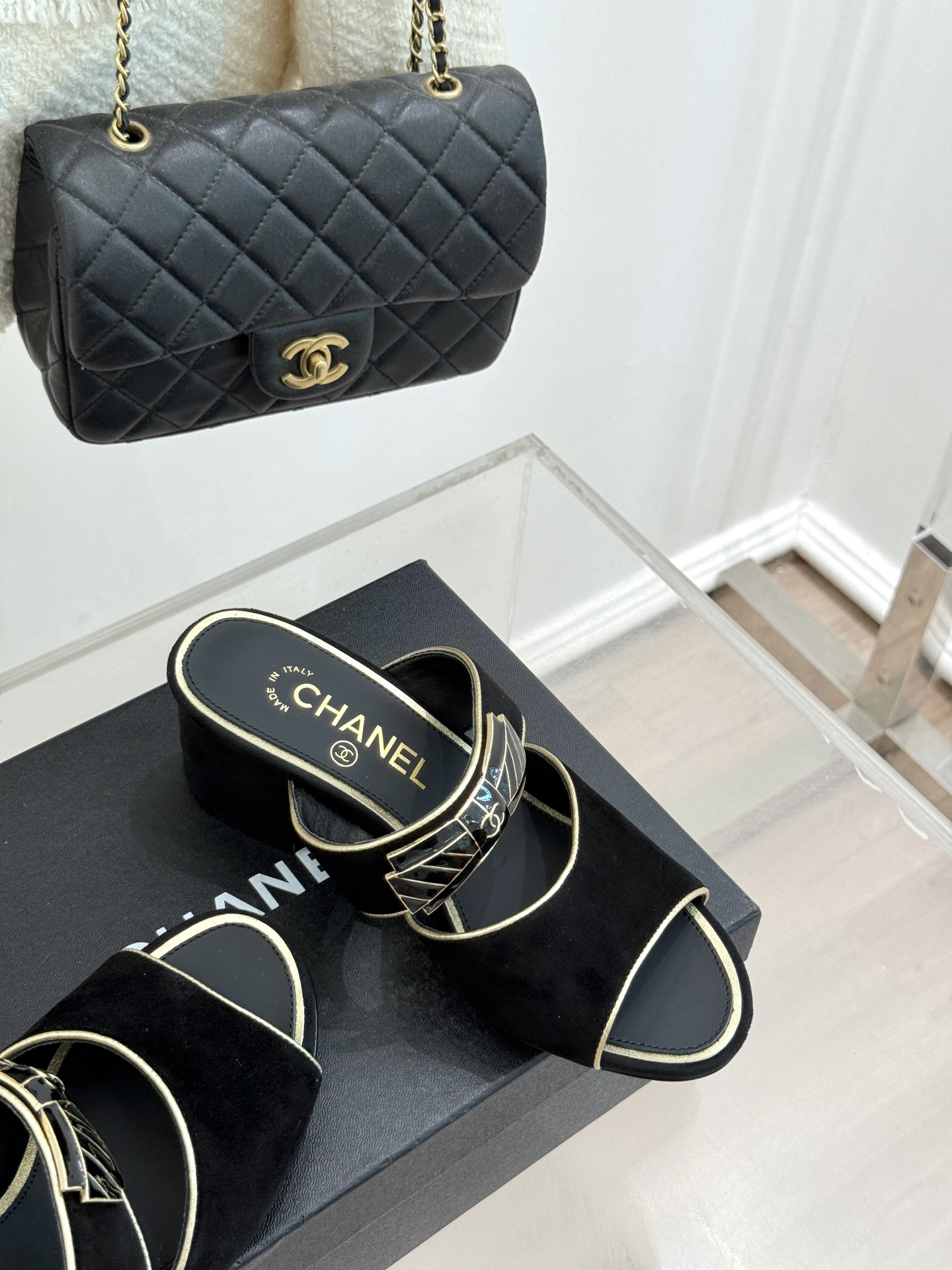 
CHANE* ｜小香25A春夏新品
双C蝴蝶结粗跟拖鞋
经典双C标志与精致蝴蝶结巧妙融合
彰显品牌的独